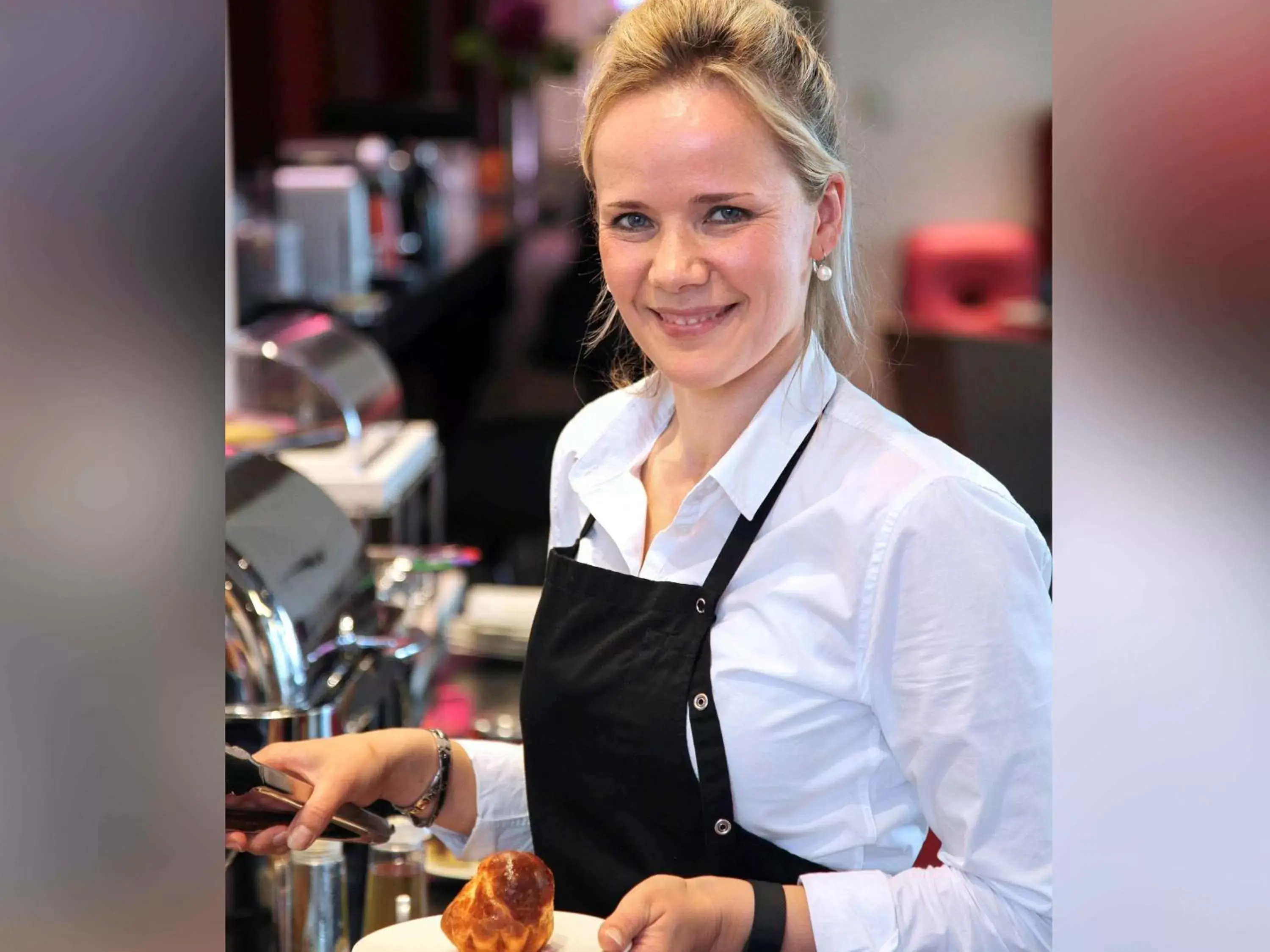 Restaurant/places to eat, Staff in Mercure Cholet Centre