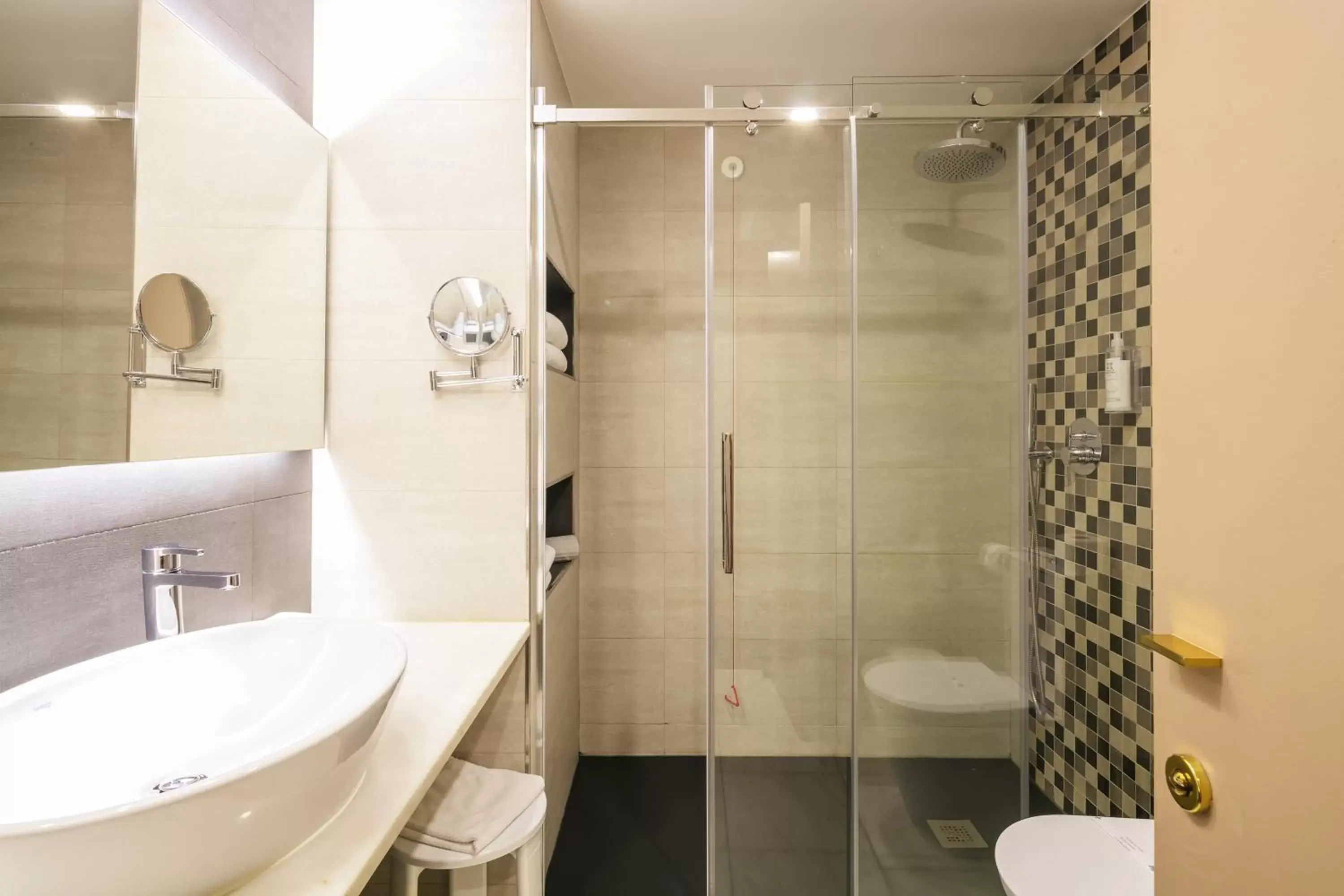 Shower, Bathroom in Forte de São Francisco Hotel Chaves