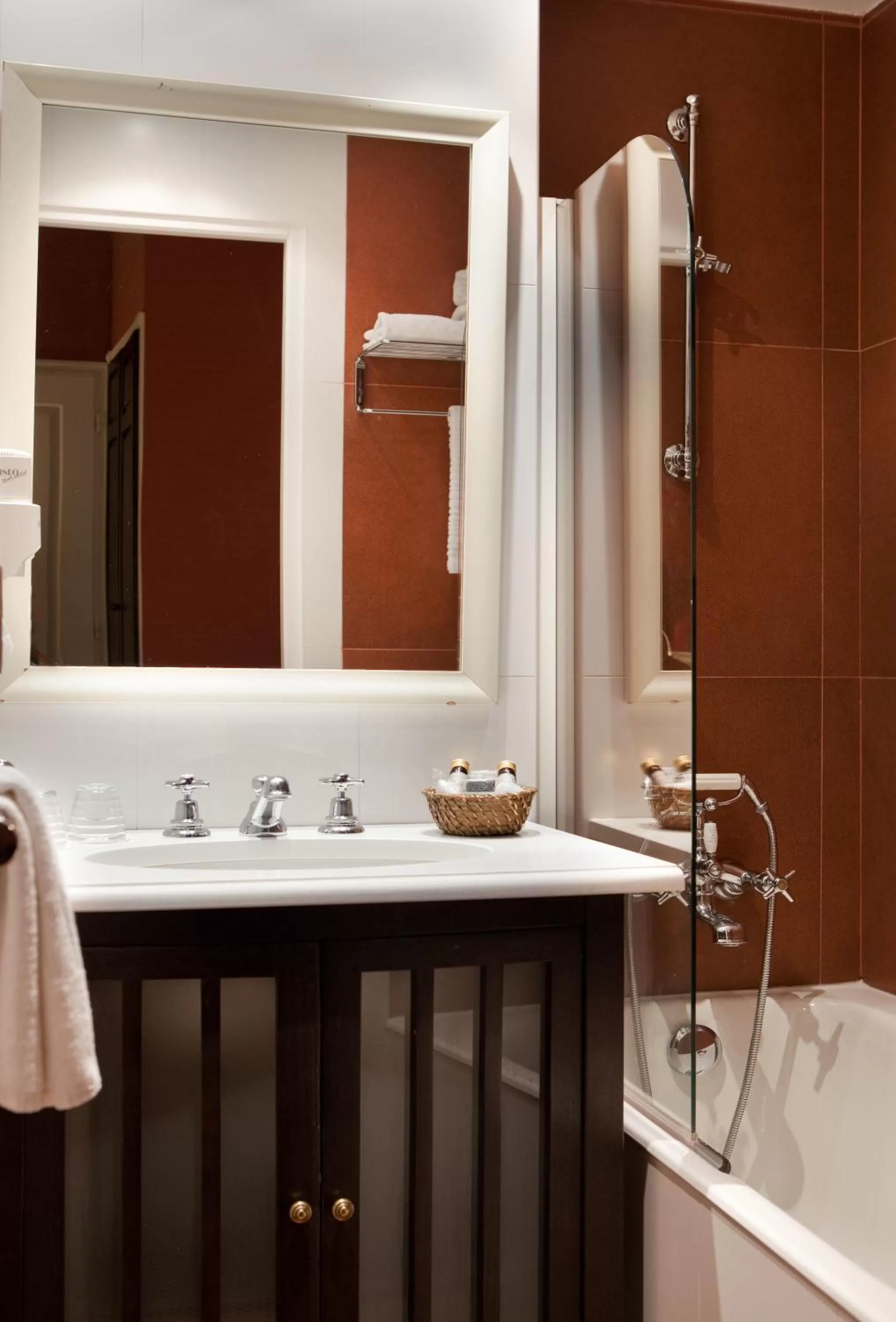 Bathroom in Hôtel Serotel Lutèce