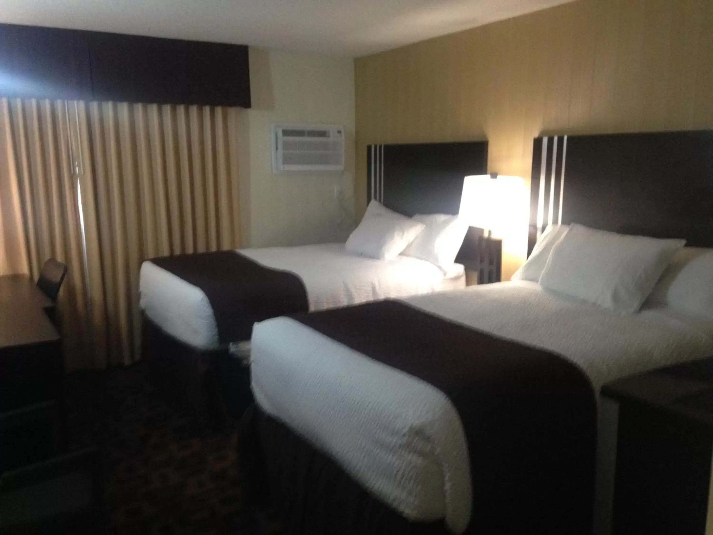 Photo of the whole room, Bed in Days Inn by Wyndham Sylvan Lake