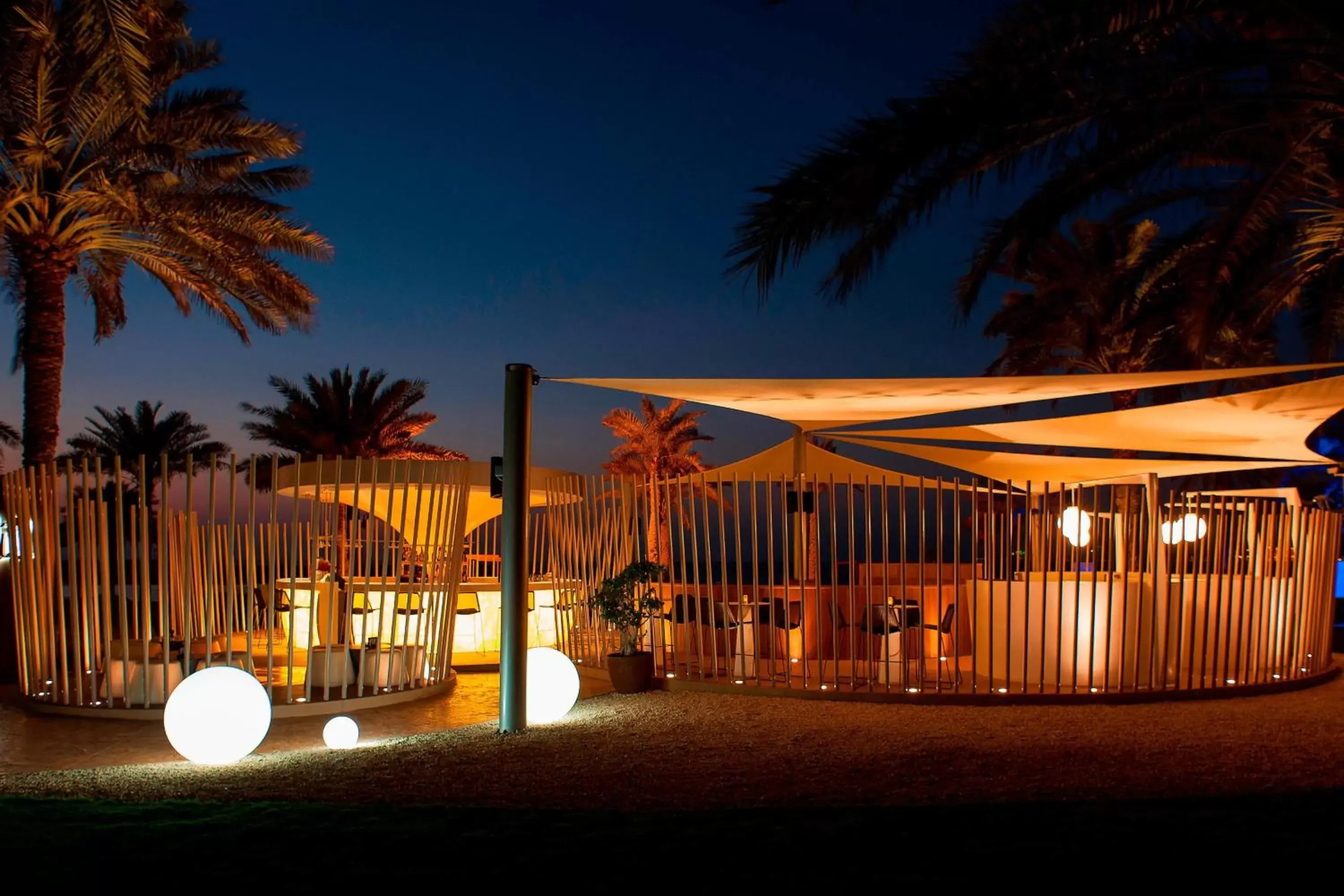 Lounge or bar, Property Building in Sheraton Jumeirah Beach Resort