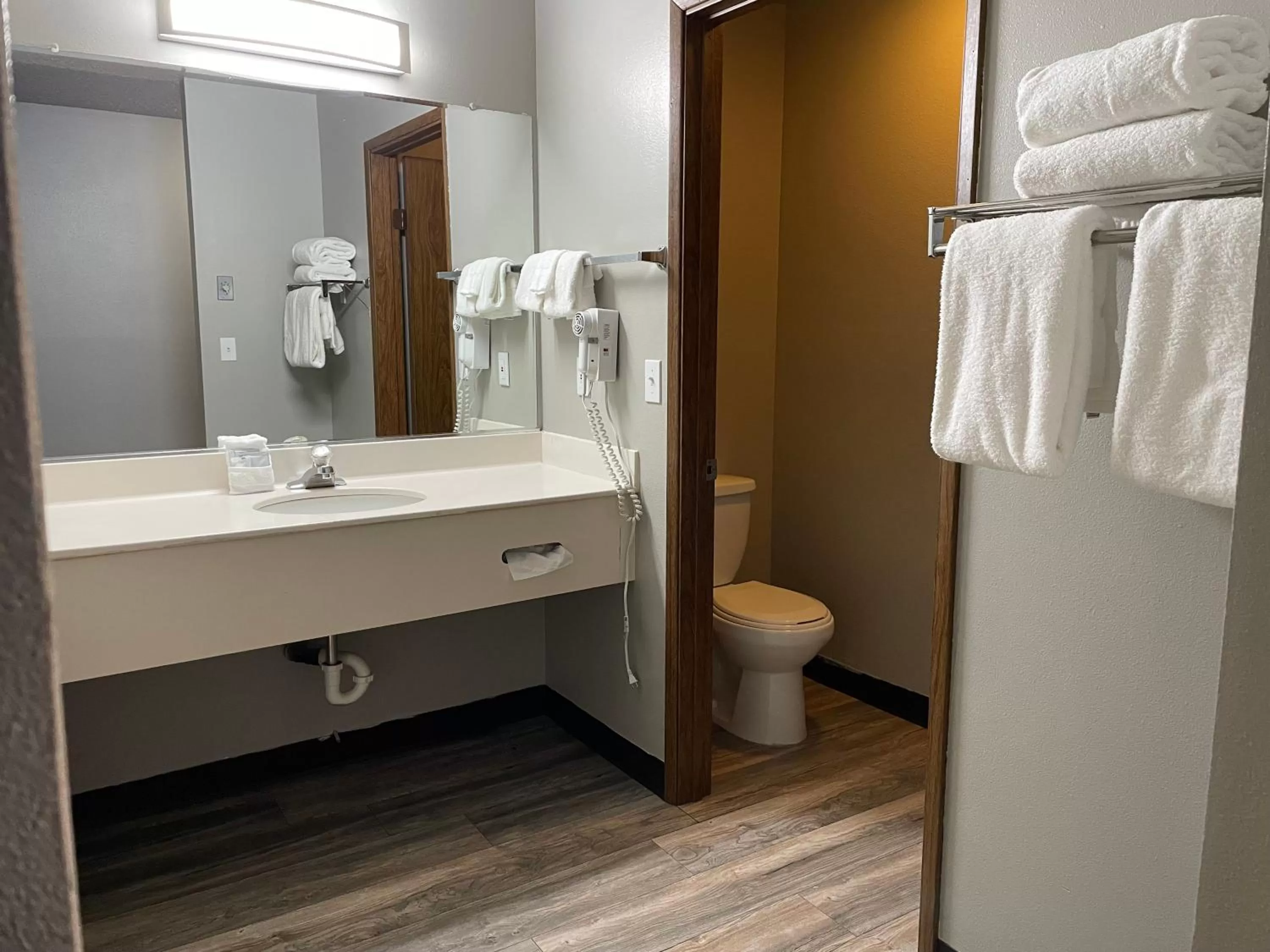 Bathroom in Sunnyside Inn and Suites
