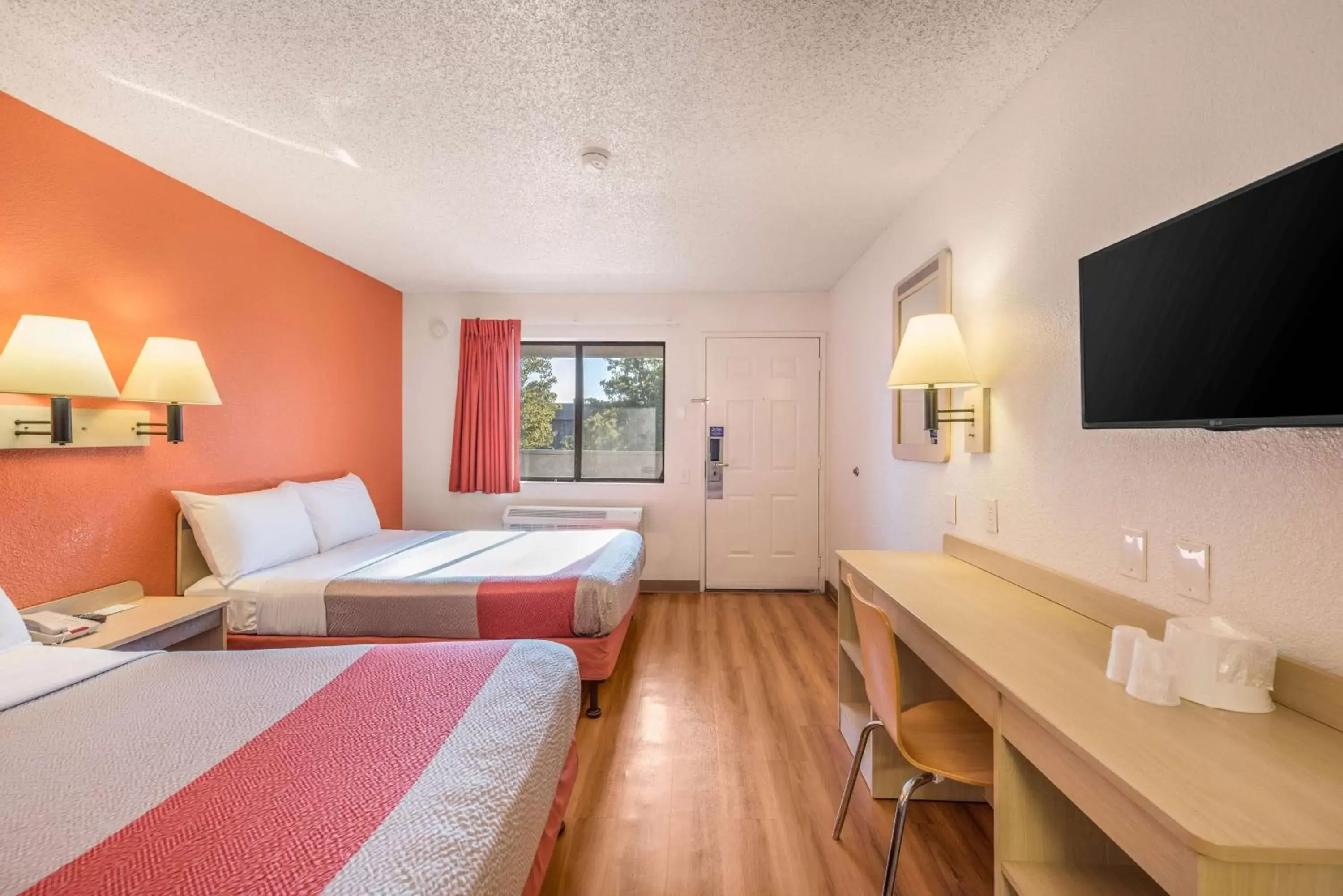 Bedroom, TV/Entertainment Center in Motel 6-Fairfield, CA - North