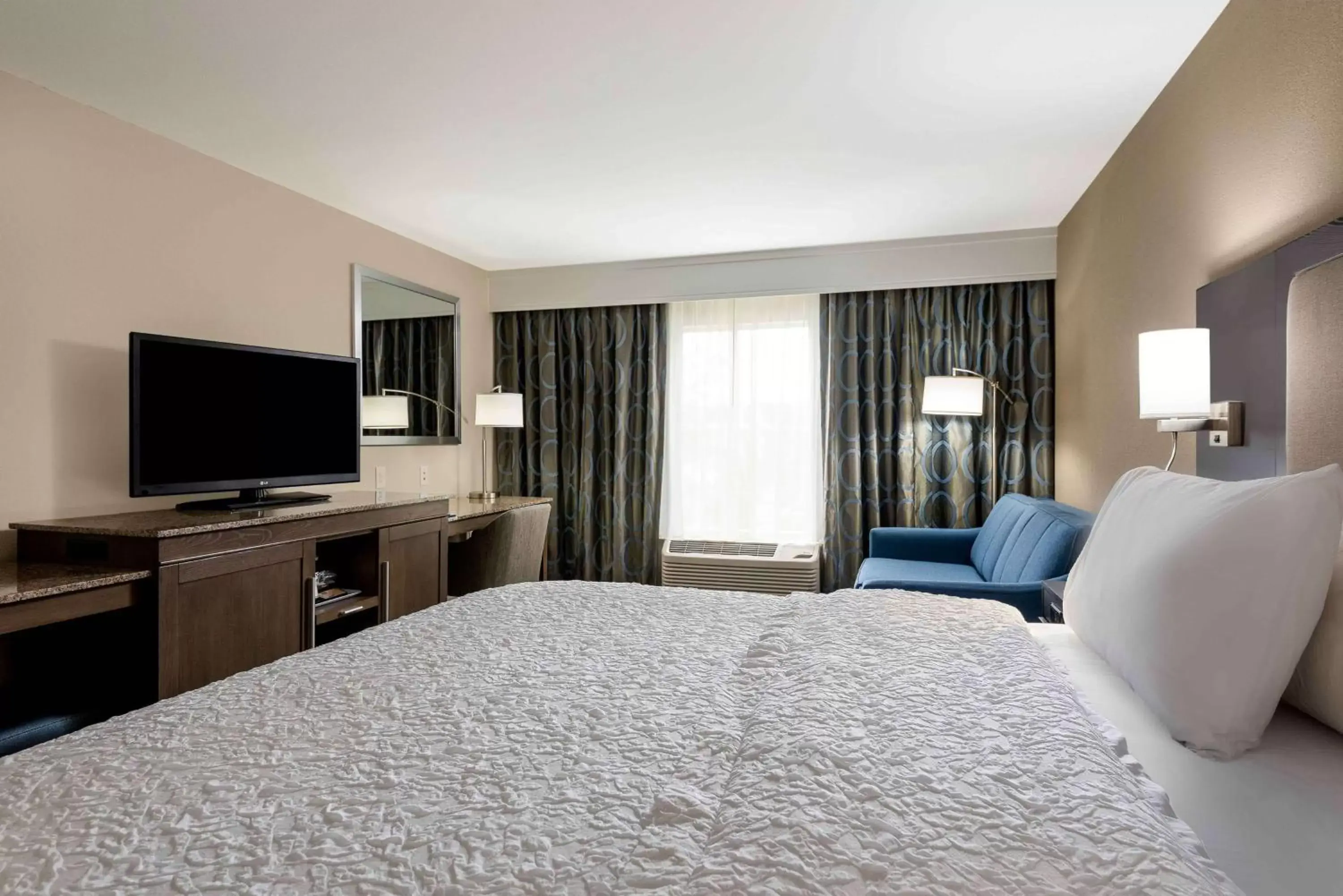 Bed, TV/Entertainment Center in Hampton Inn & Suites Chapel Hill/Durham