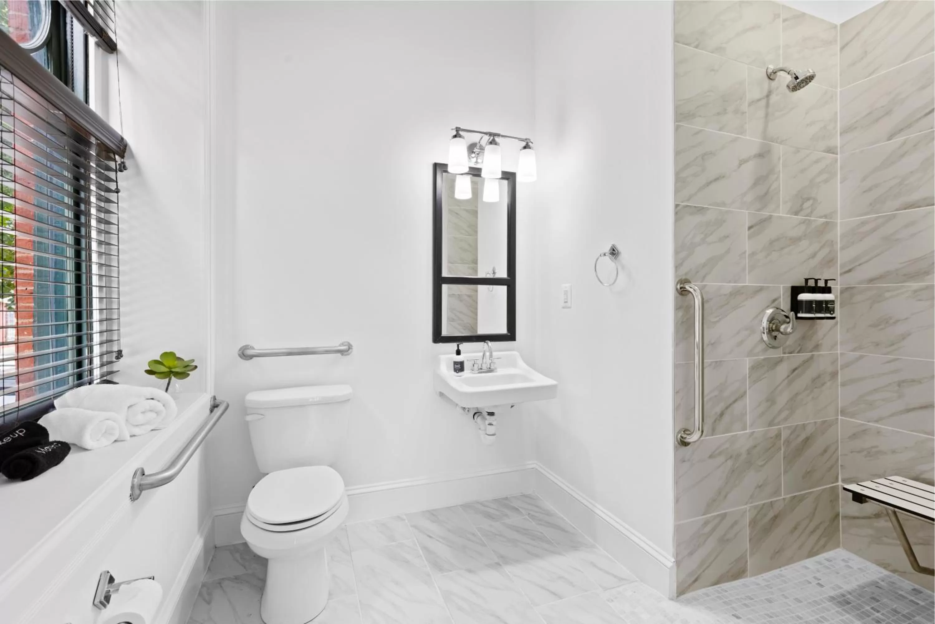 Shower, Bathroom in Brexton Hotel