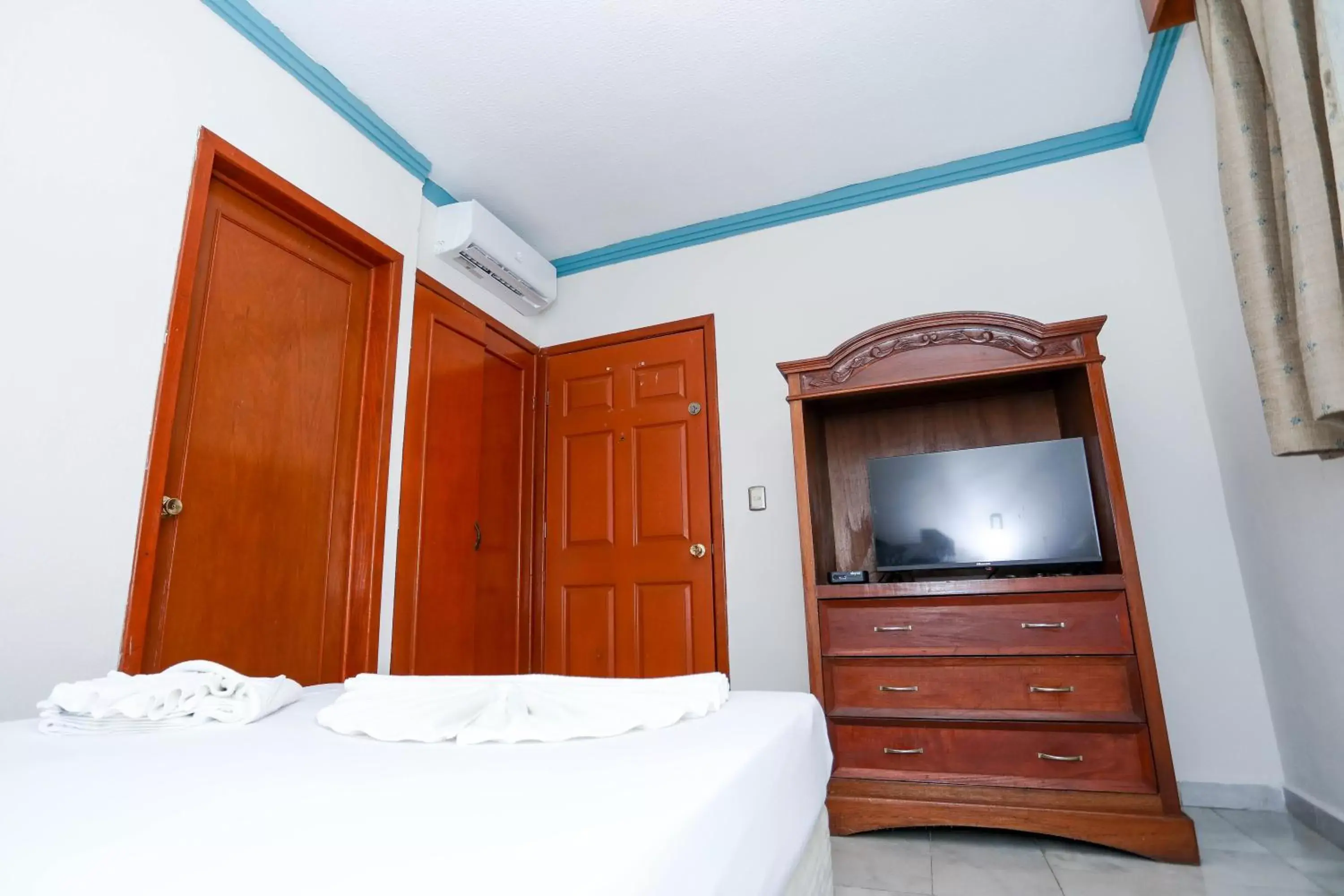 Bedroom, TV/Entertainment Center in Hotel Avenida Cancun