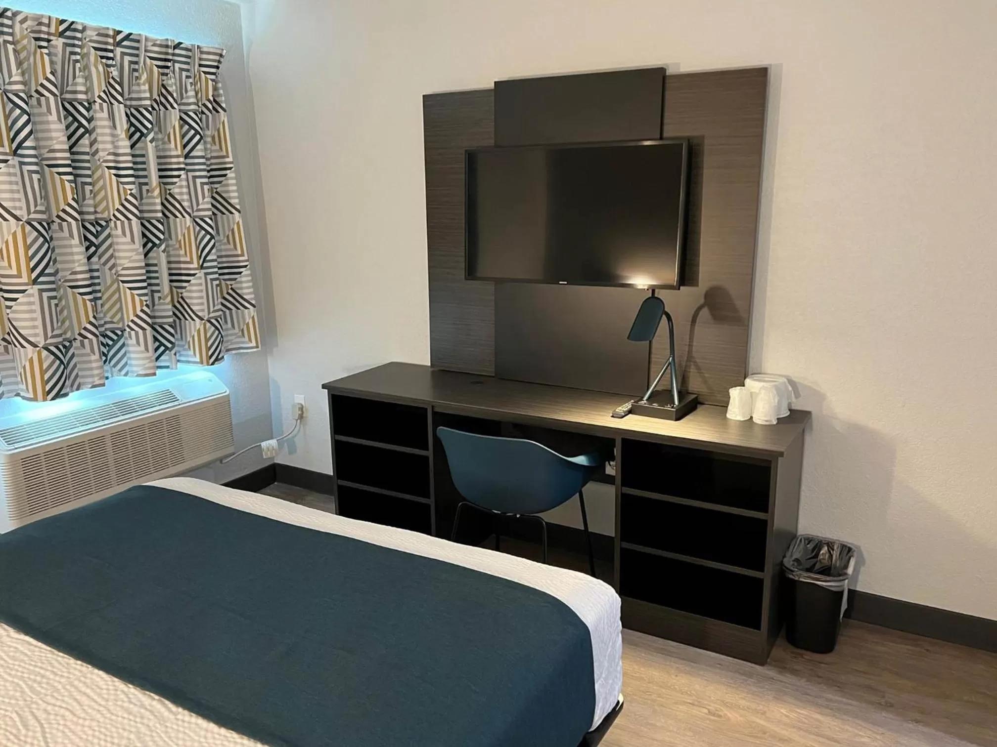 TV and multimedia, Bed in Motel 6-Fort Lauderdale, FL