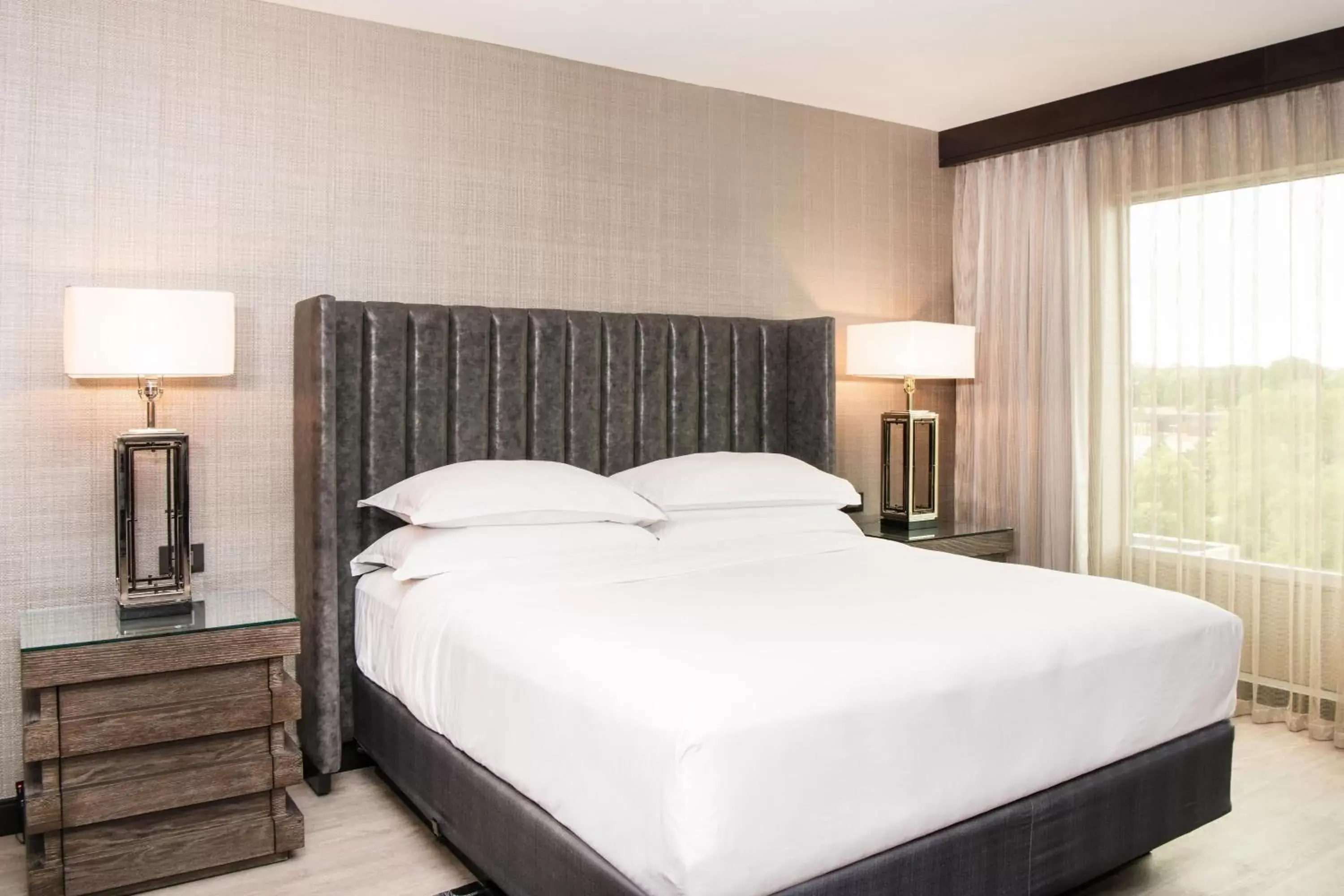 Bedroom, Bed in Sheraton Ann Arbor Hotel