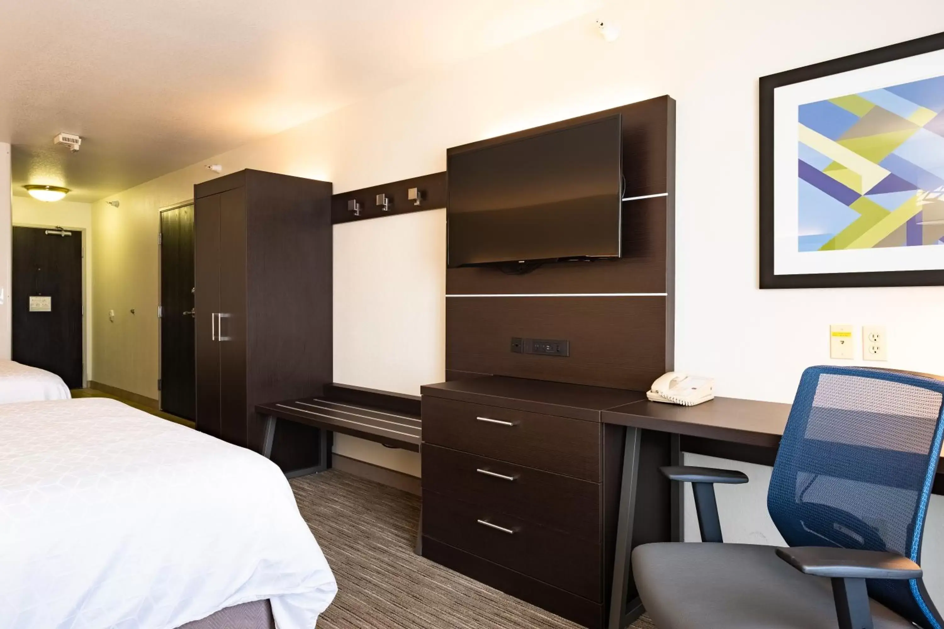 Bed in Holiday Inn Express Hotel & Suites Evanston by IHG Bed in Holiday Inn Express Hotel & Suites Evanston by IHG