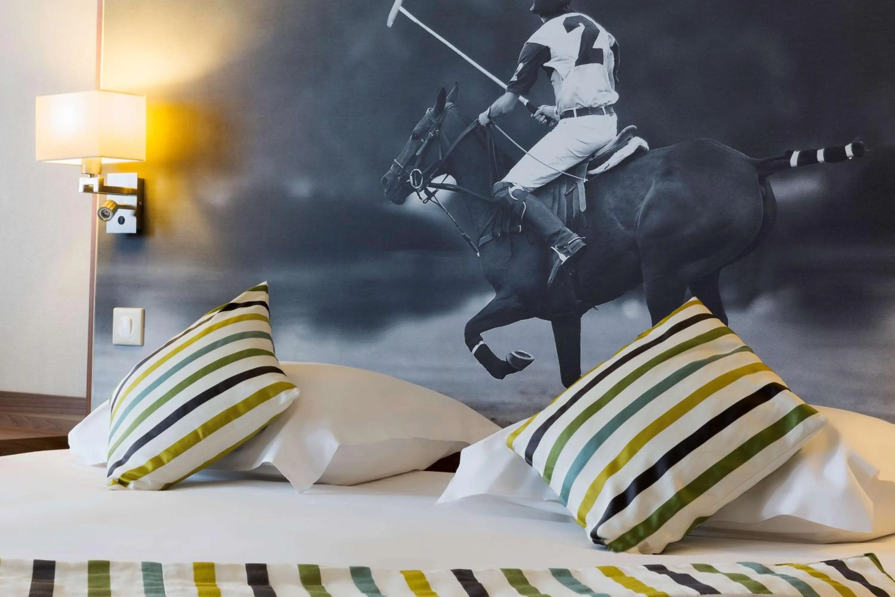 Photo of the whole room, Bed in Best Western Plus Hotel Du Parc Chantilly