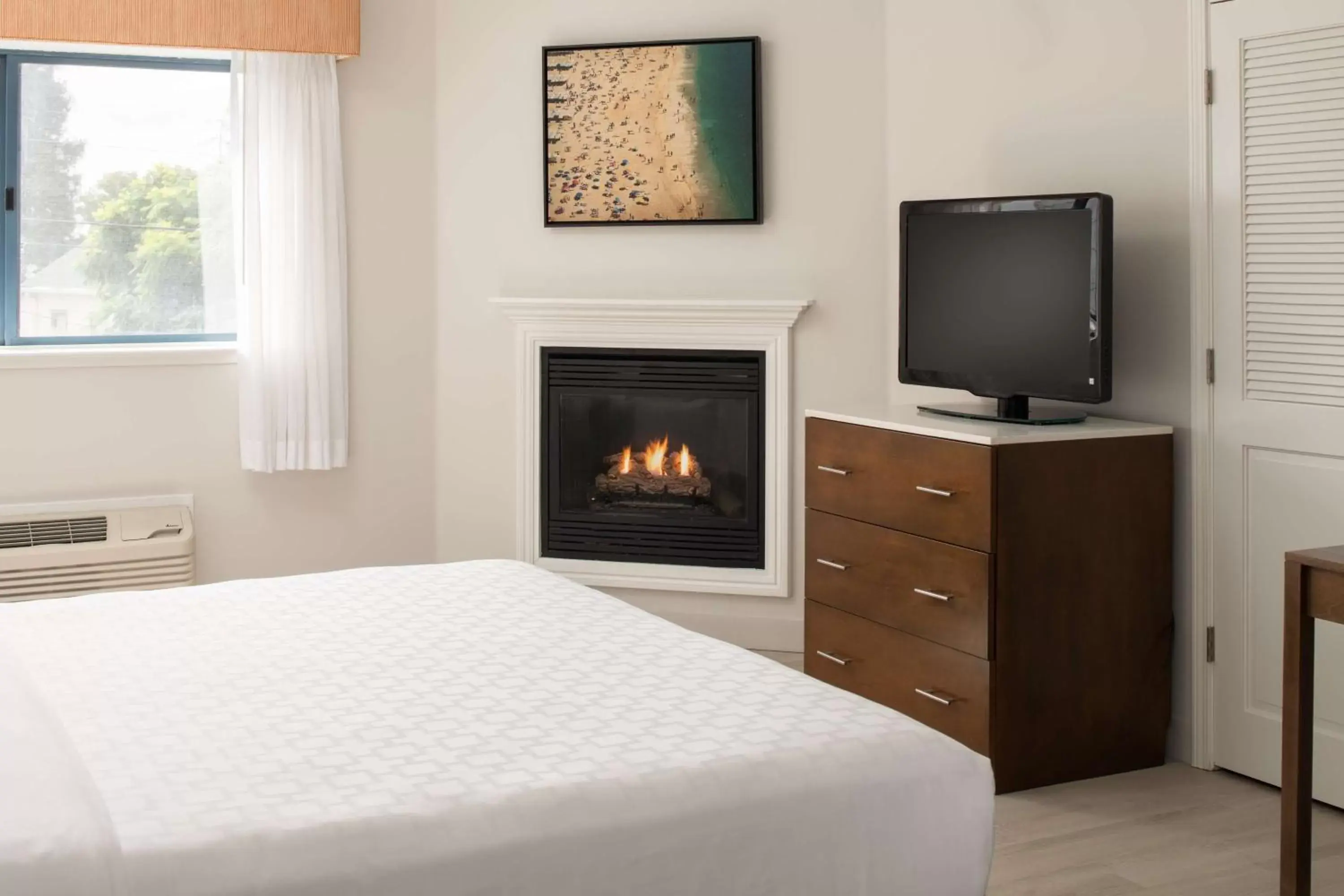 Bedroom, TV/Entertainment Center in Best Western Plus All Suites Inn