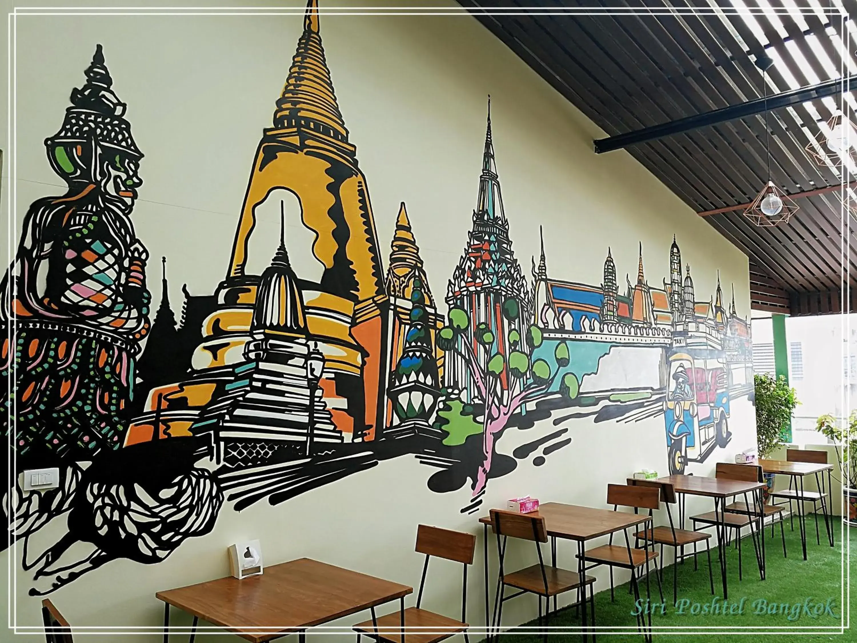 Dining area in Siri Poshtel Bangkok (SHA Extra Plus)