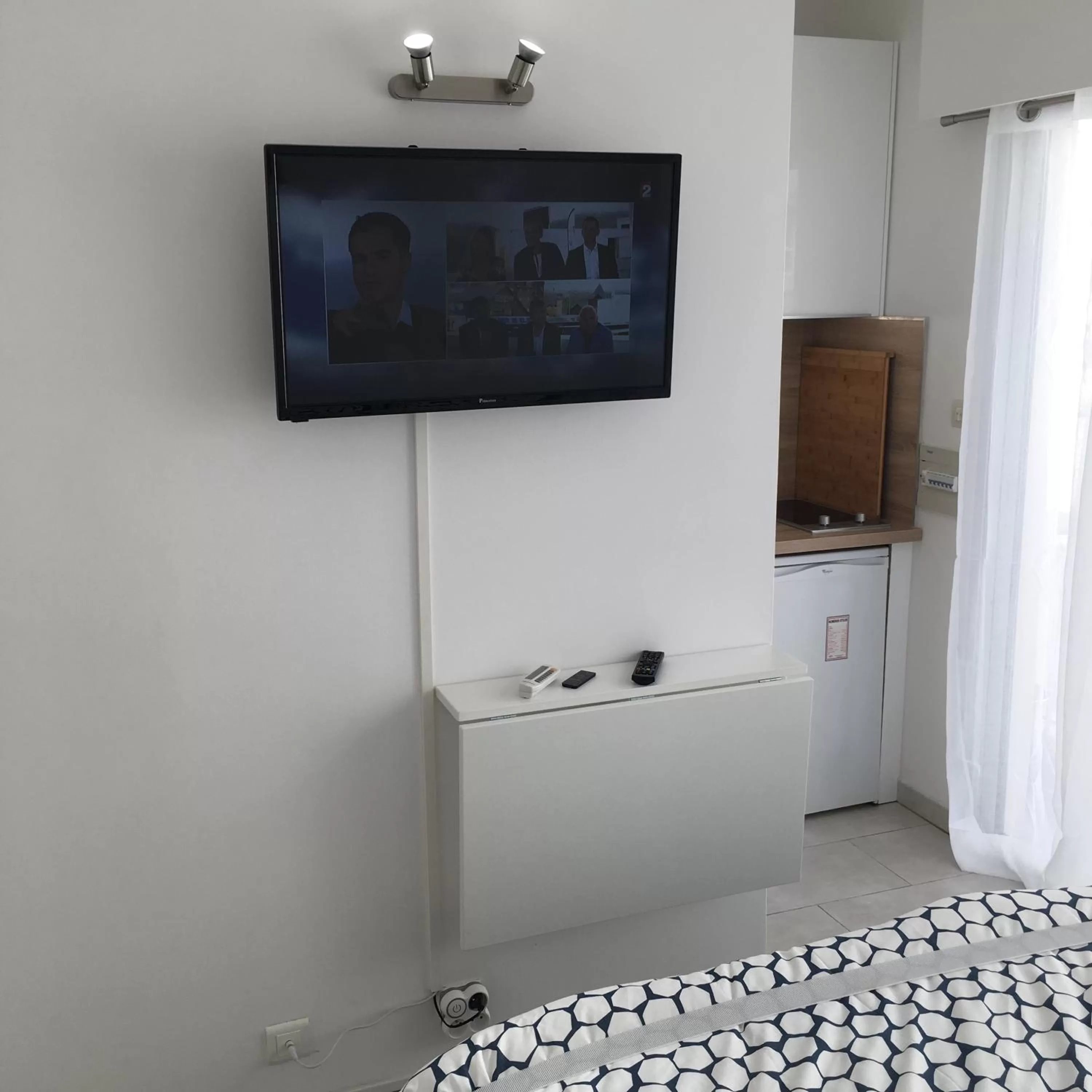 Bedroom, TV/Entertainment Center in Studio carré d'or situé à 50 m de la plage