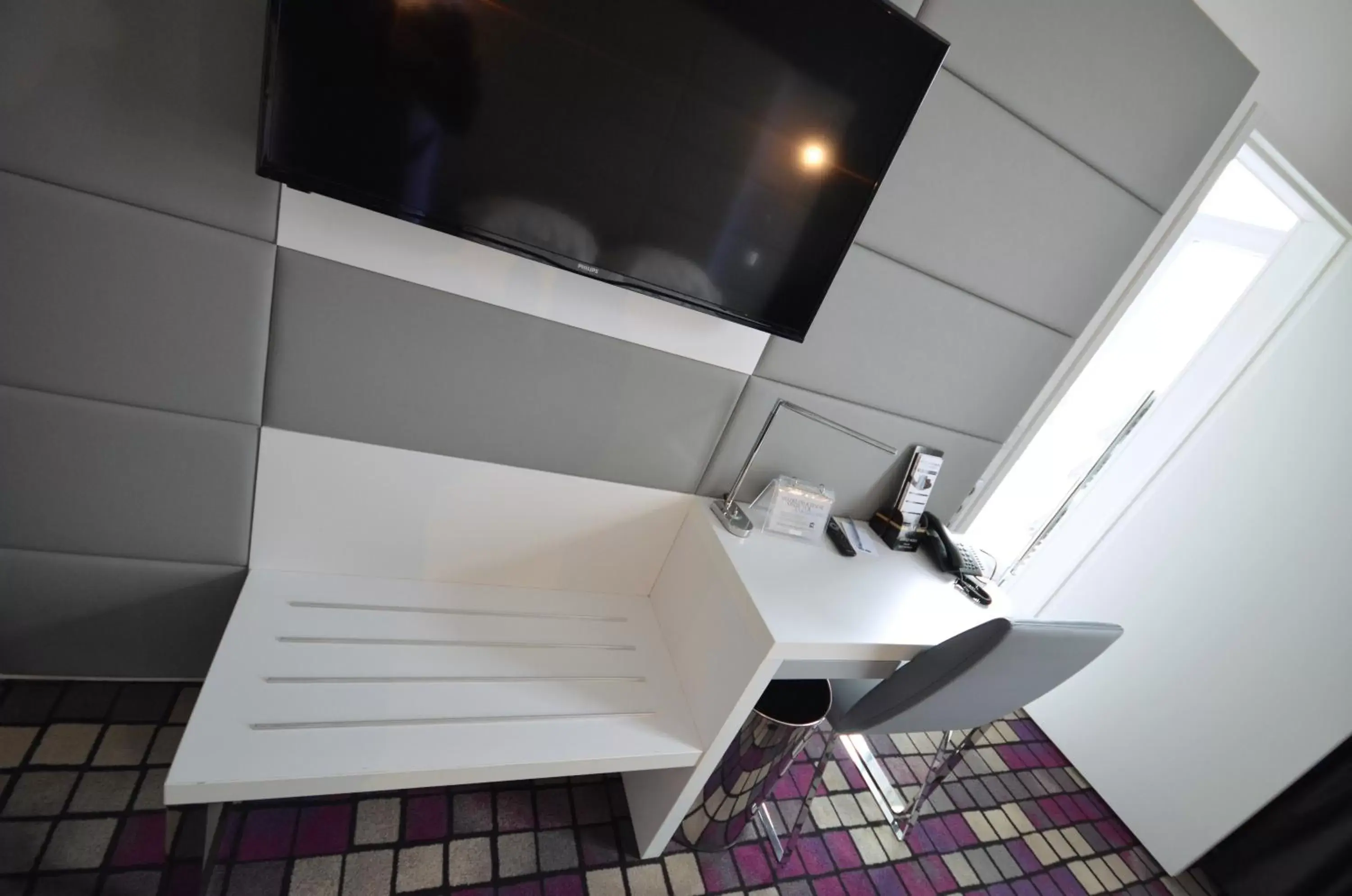 Seating area, Bathroom in Kyriad Prestige Dijon Centre