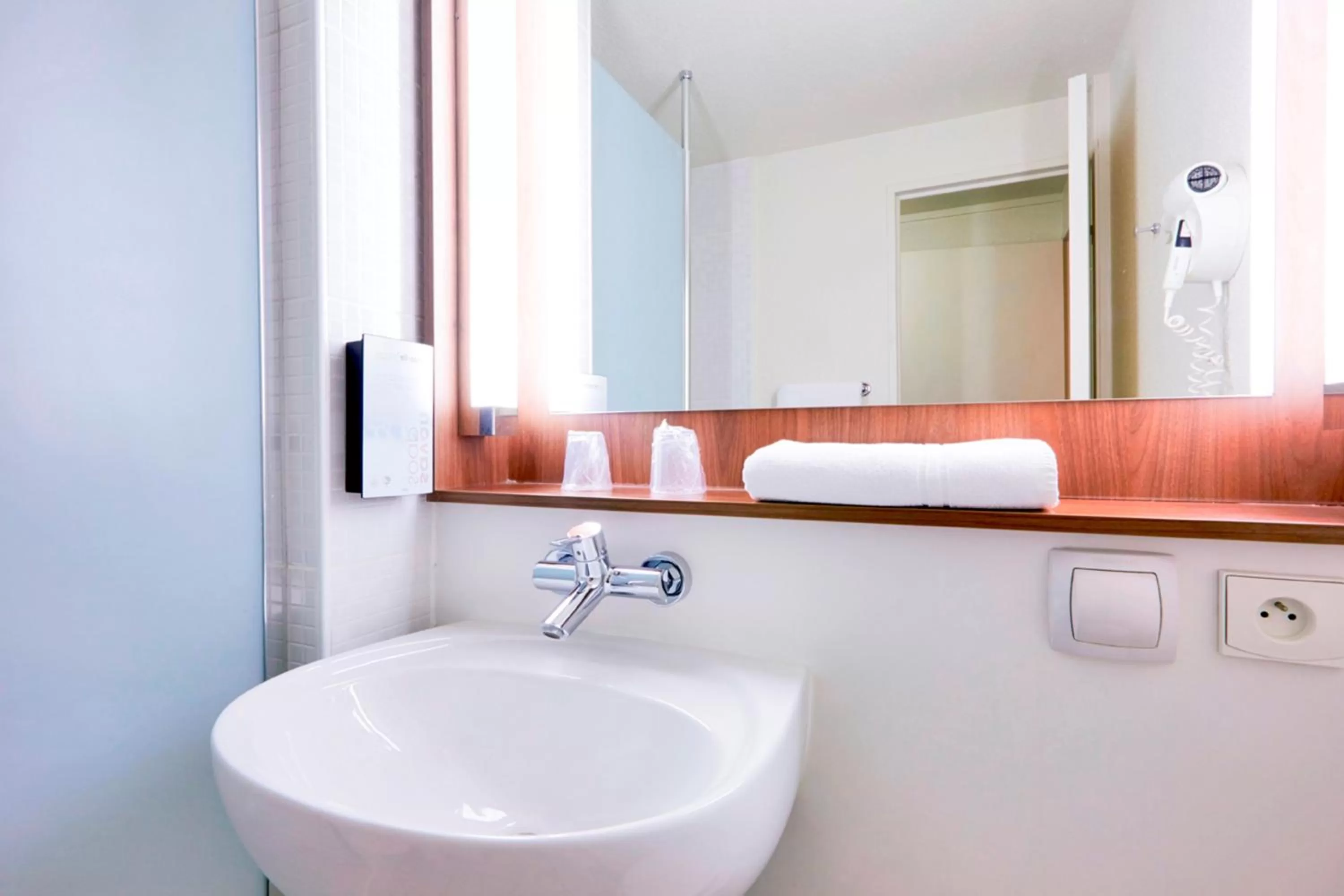 Bathroom in Campanile Paris Ouest - Gennevilliers Barbanniers