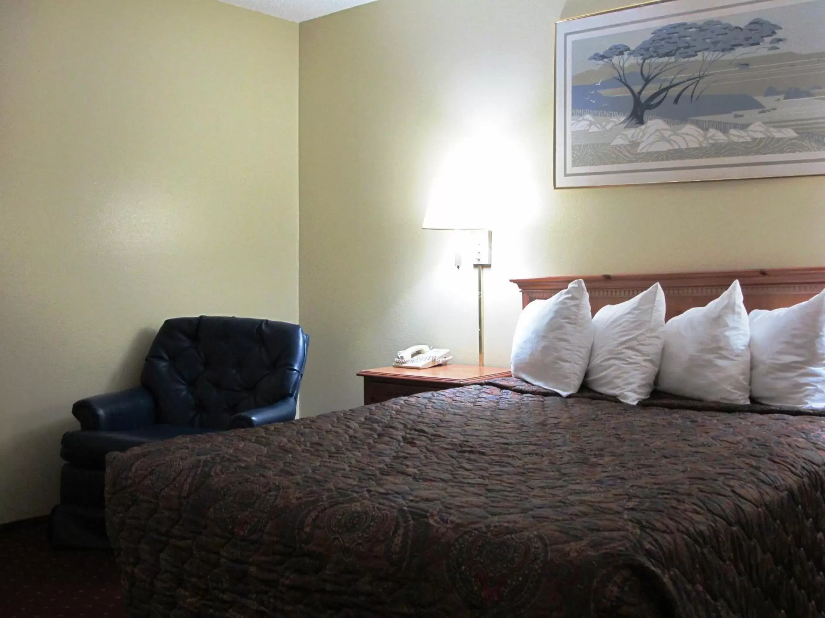 Bed in Days Inn by Wyndham Medford