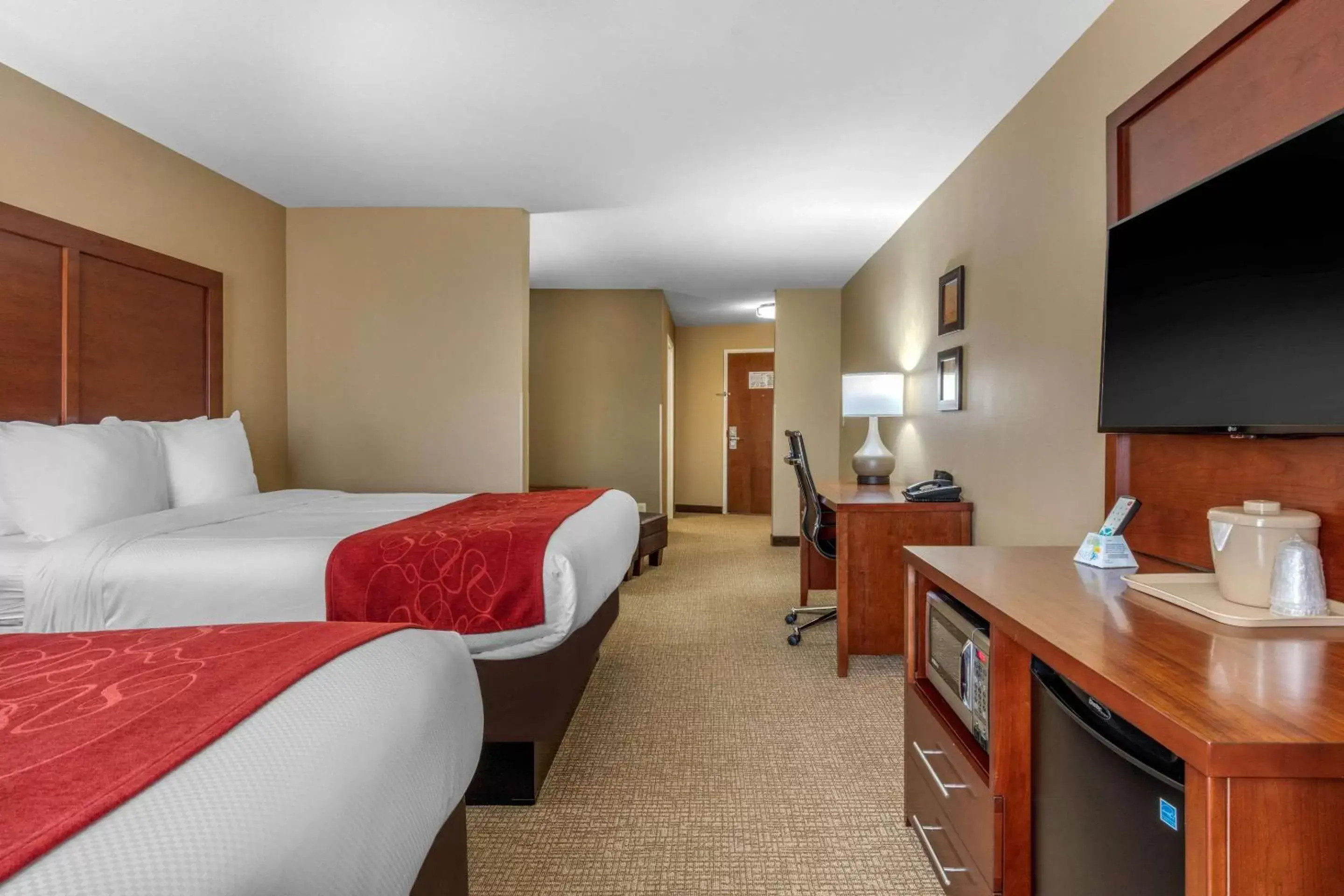 Photo of the whole room, Bed in Comfort Suites Pelham Hoover I-65