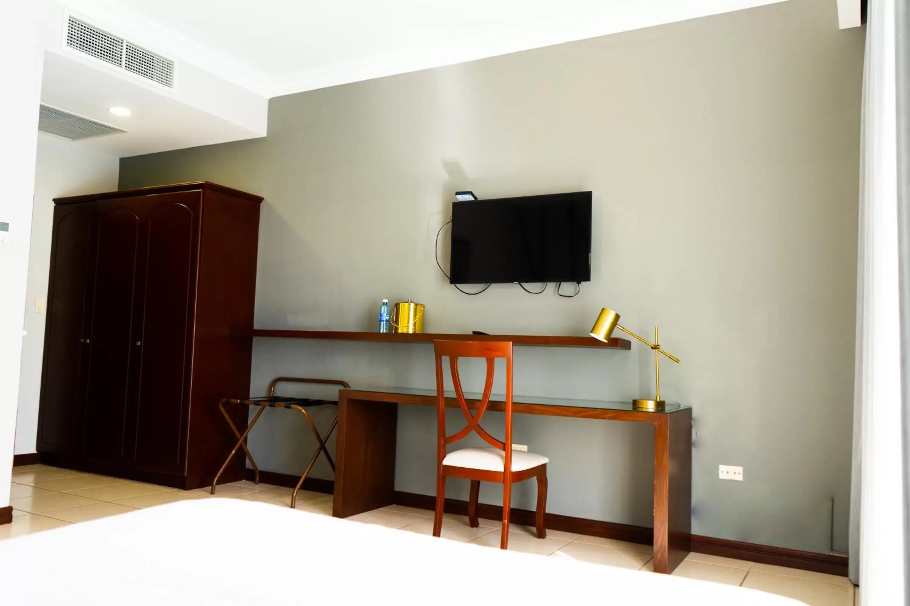 Bedroom, TV/Entertainment Center in Hotel Mirador Plaza