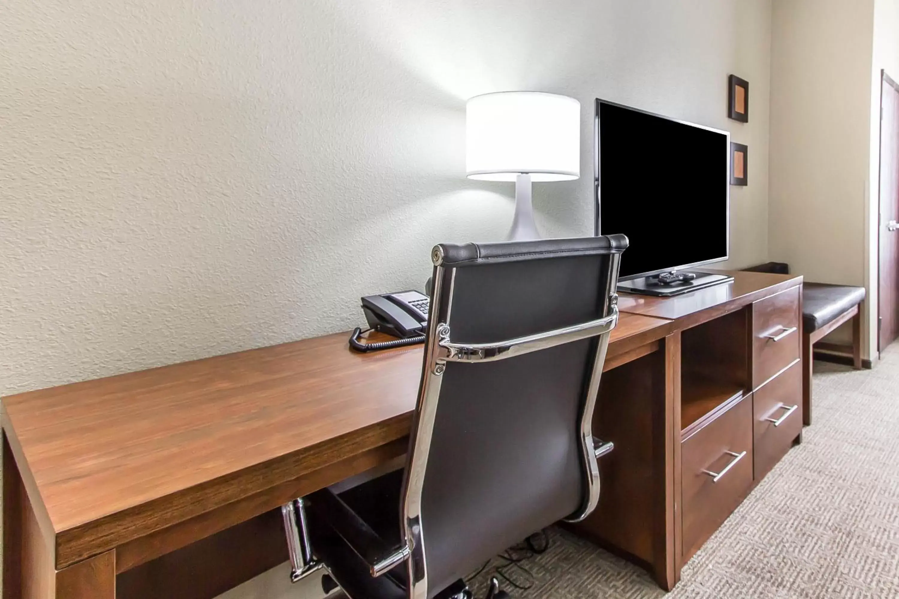 Photo of the whole room, TV/Entertainment Center in Comfort Suites West Omaha