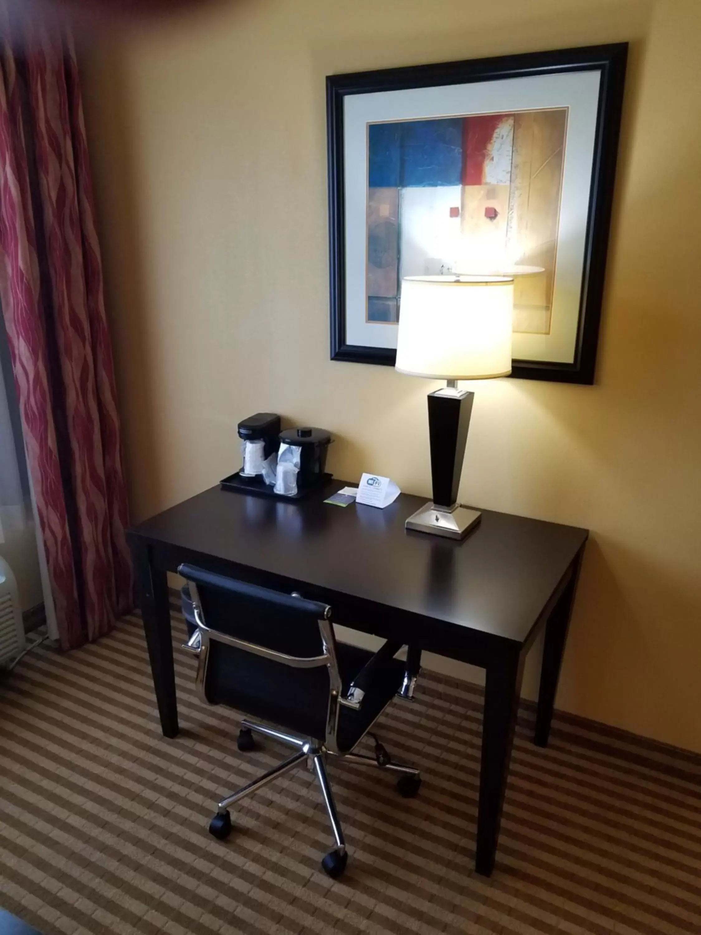 Coffee/tea facilities, TV/Entertainment Center in La Quinta by Wyndham Atlanta Union City