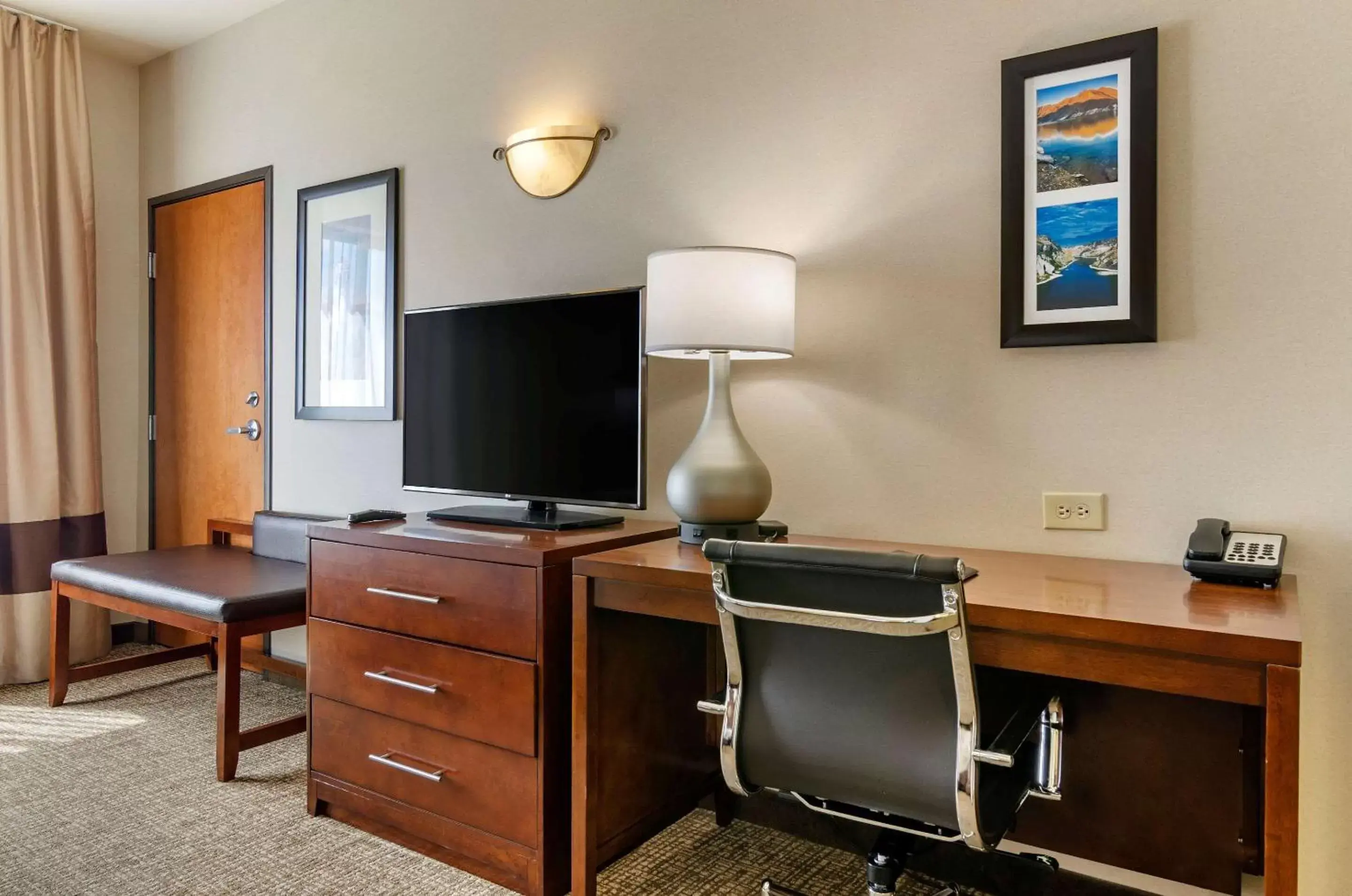 Photo of the whole room, TV/Entertainment Center in Comfort Inn & Suites Jerome - Twin Falls