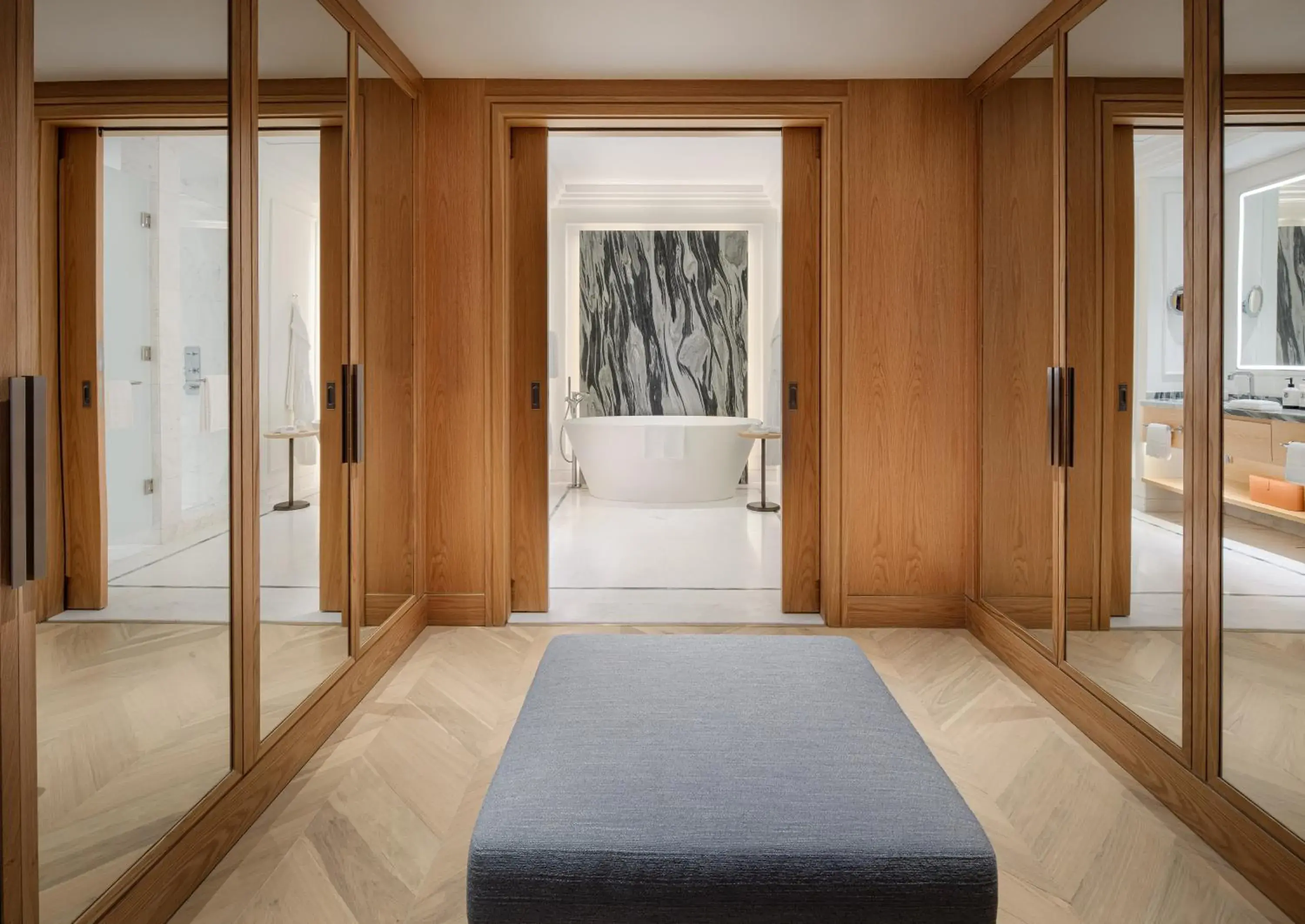 Bathroom, Bed in Four Seasons Resort and Residences at The Pearl - Qatar