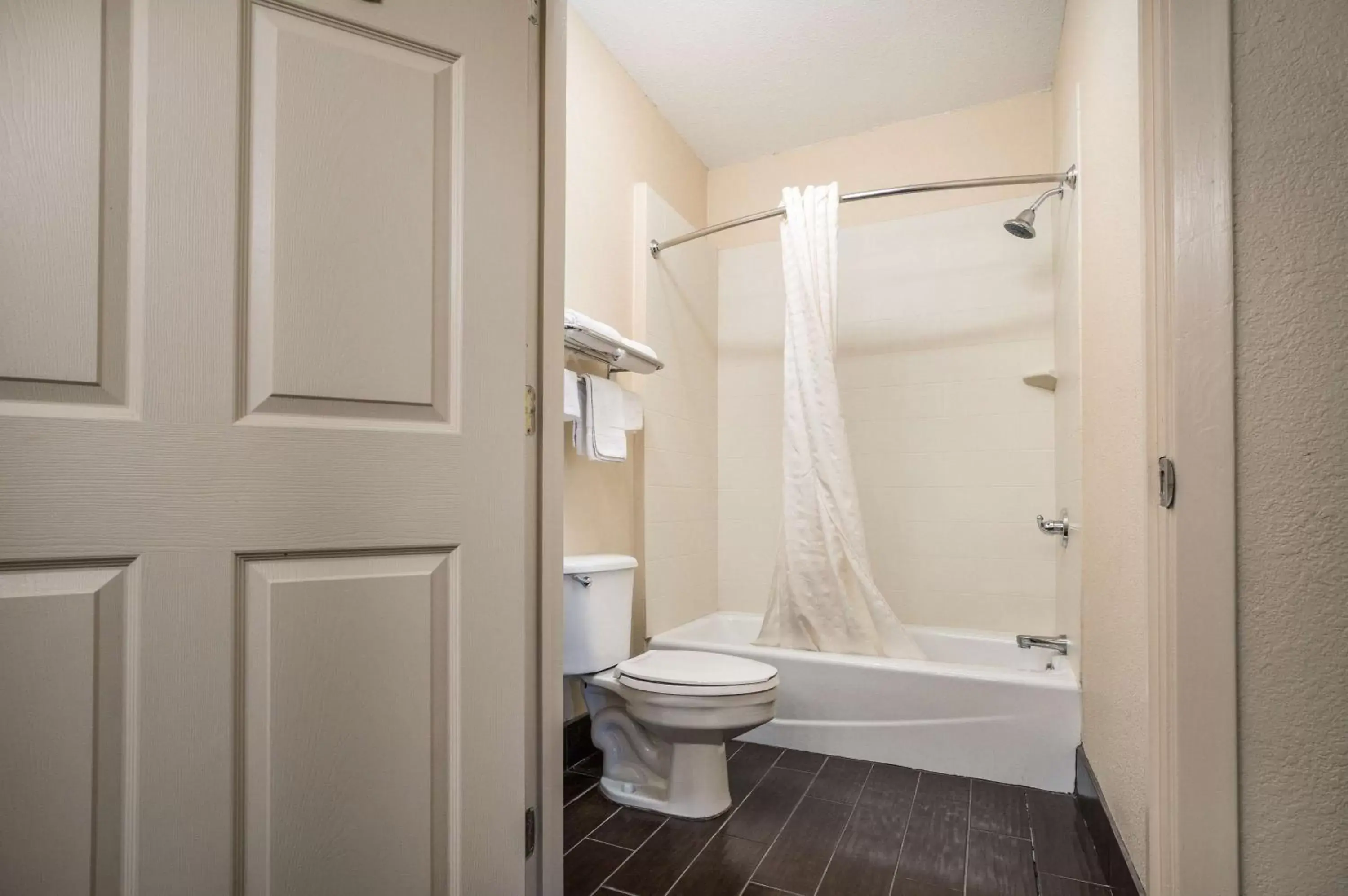 Photo of the whole room, Bathroom in SureStay Hotel by Best Western Alice