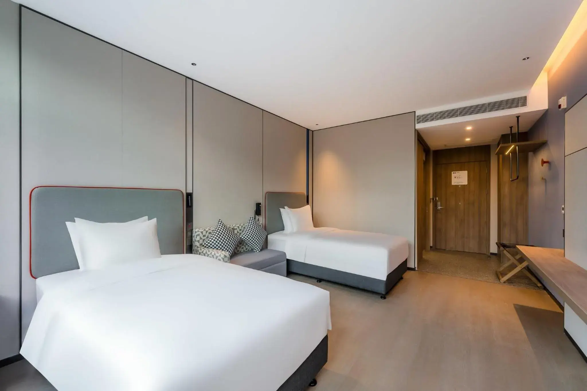 Photo of the whole room, Bed in Holiday Inn Express Jiangmen East Station, an IHG Hotel