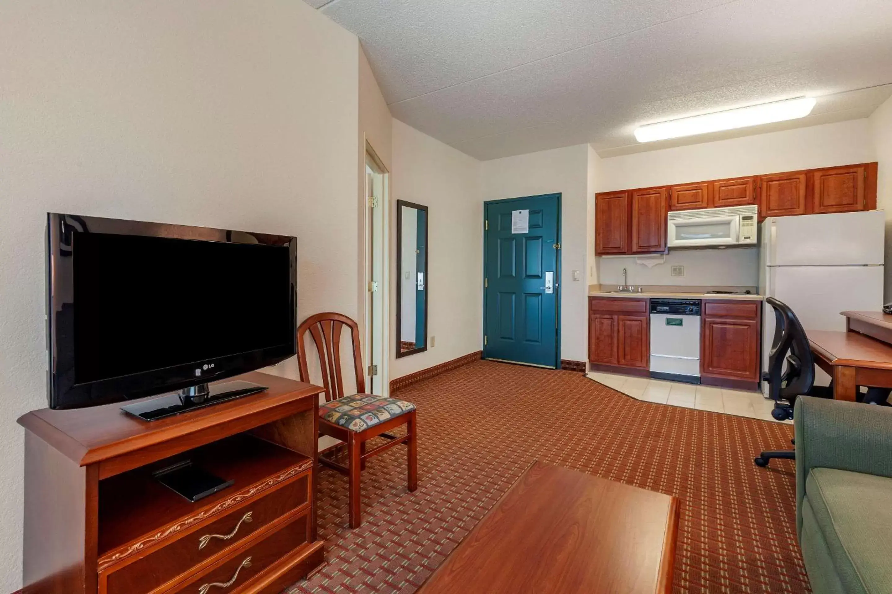 Bedroom, TV/Entertainment Center in Clarion Suites at The Alliant Energy Center