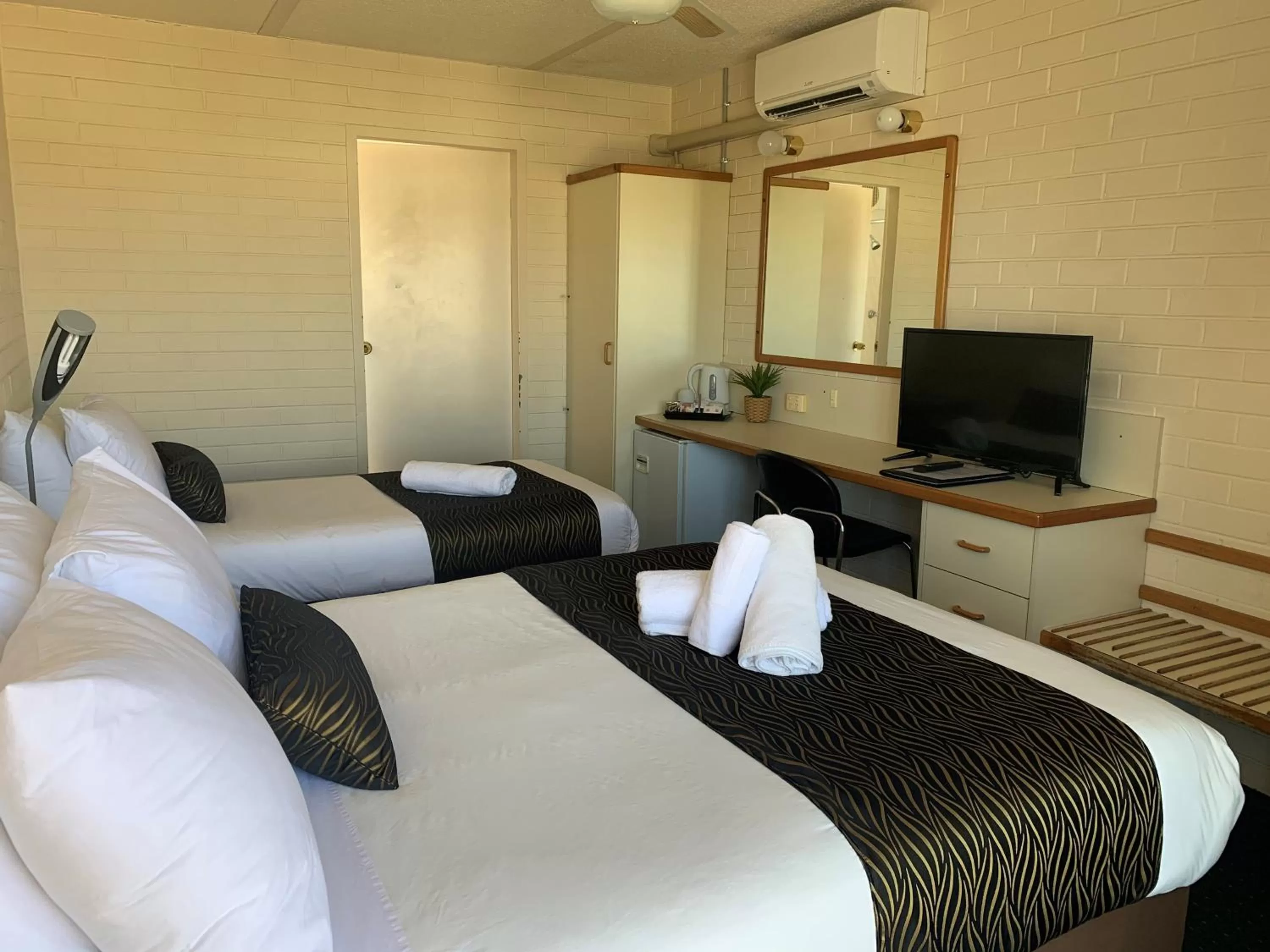 Bed in Crest Motor Inn