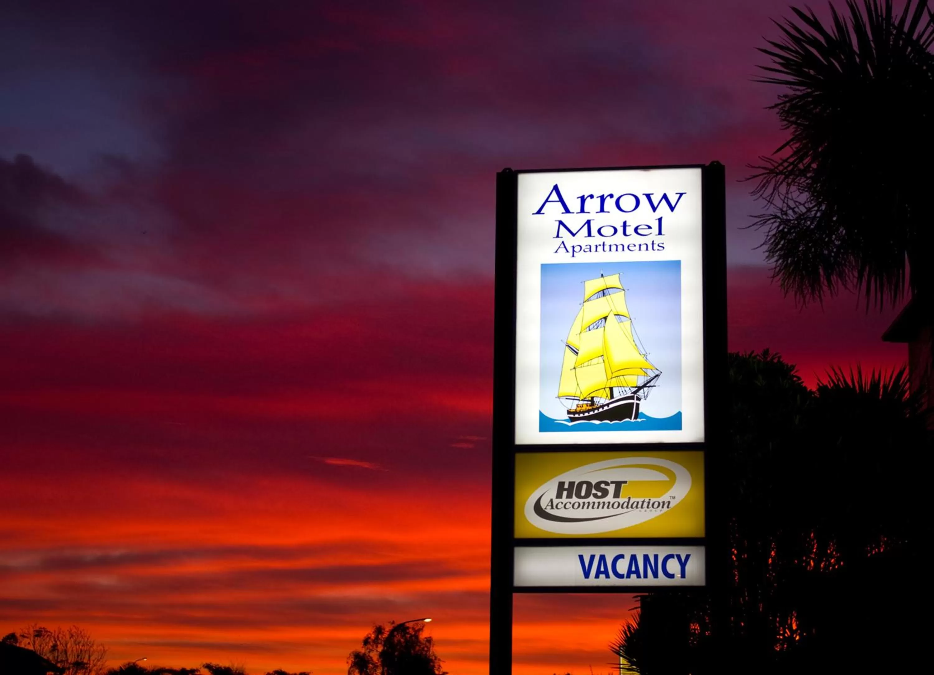 Night in Arrow Motel Apartments