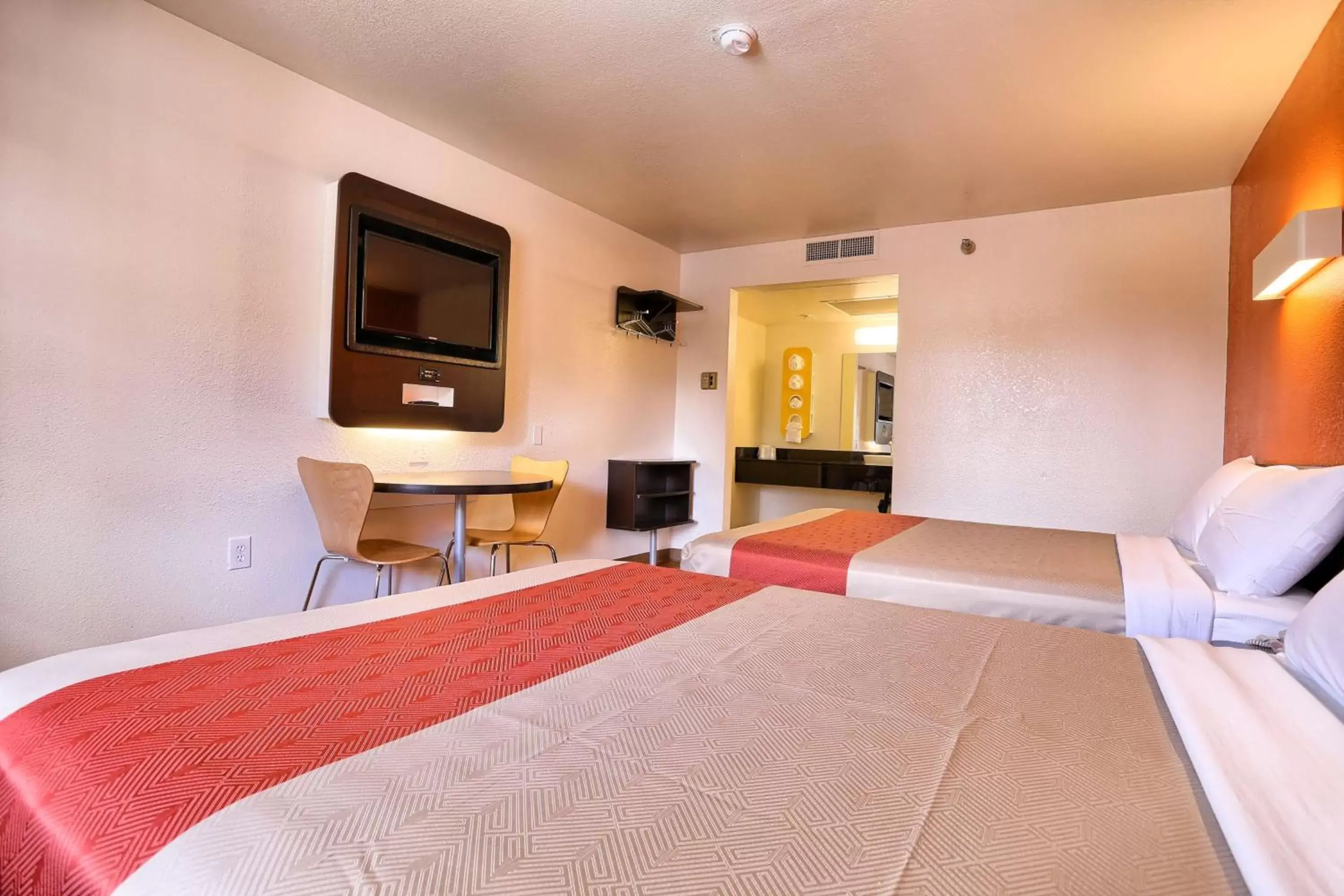 TV and multimedia, Room Photo in Motel 6-Petaluma, CA