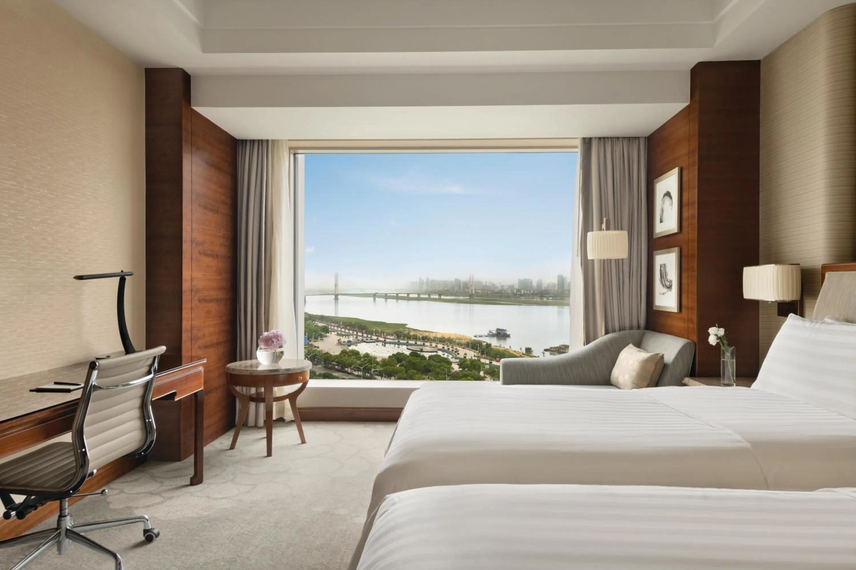 Photo of the whole room, Bed in Shangri-La Nanchang丨All room offer river views Just one stop from the Pavilion of Prince Teng