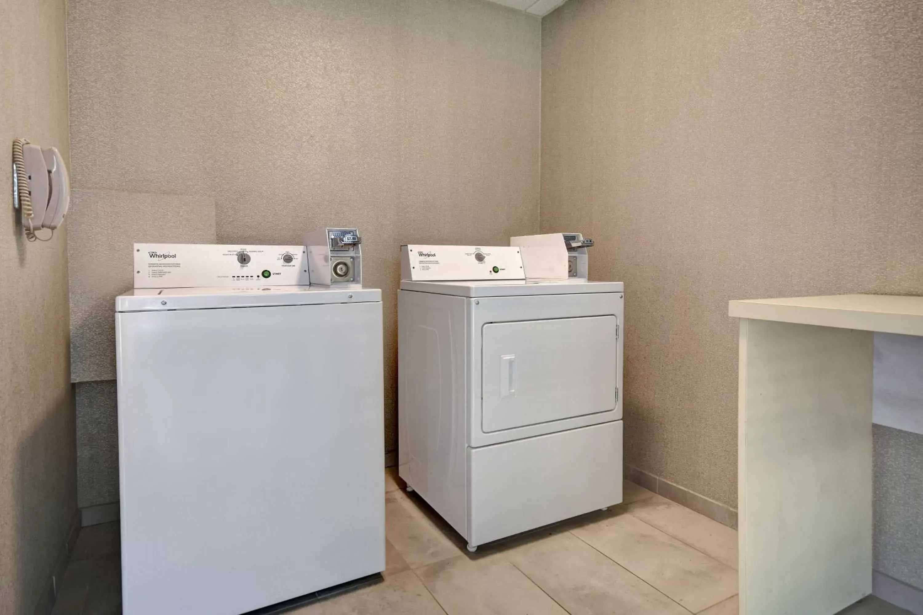 Property building, Kitchen/Kitchenette in Hampton Inn & Suites Alexandria Old Town Area South