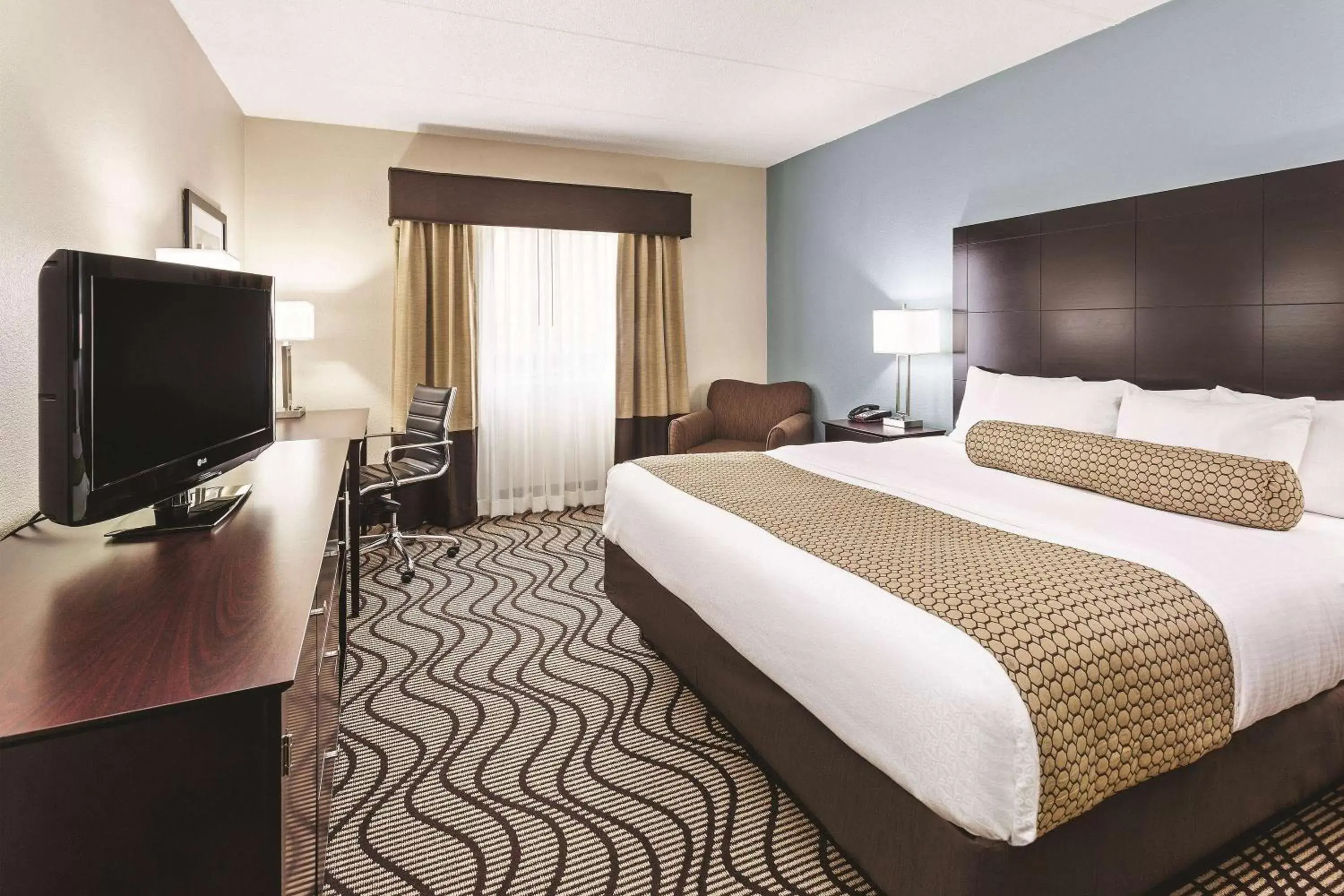 Photo of the whole room, Bed in La Quinta by Wyndham Knoxville Airport