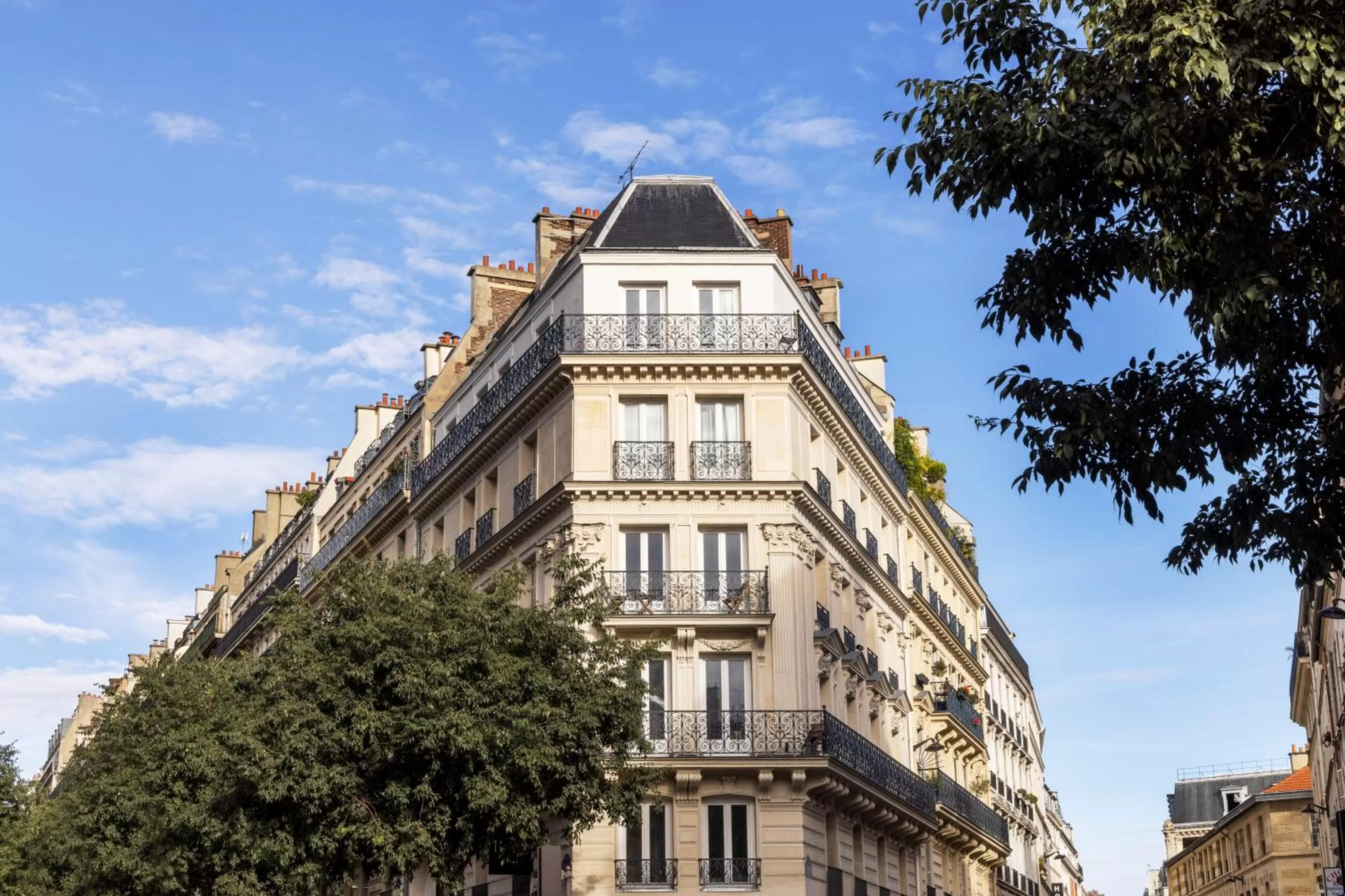 Property building in Hôtel Beige