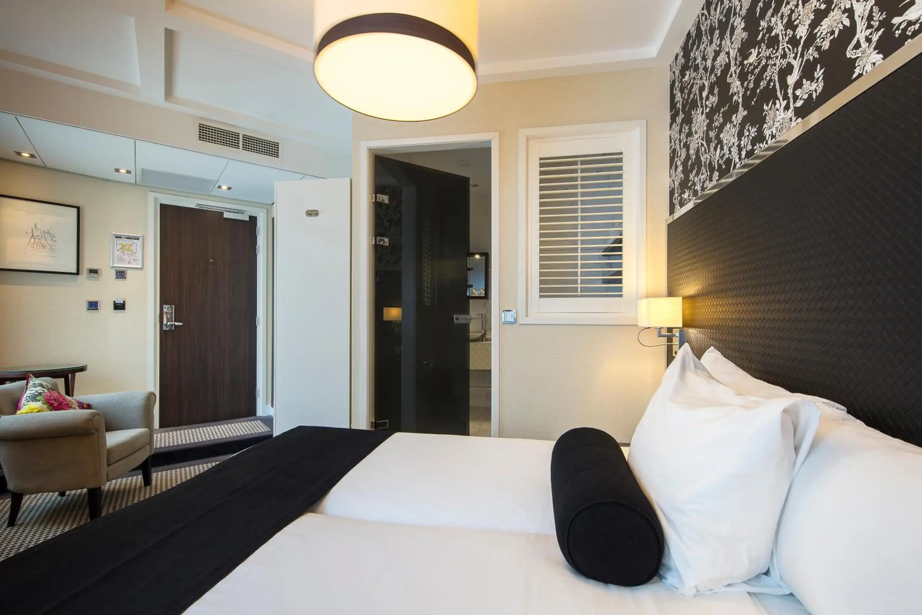 Souterrain Twin Room (Below Street Level with Limited View) in Boutique Hotel Notting Hill