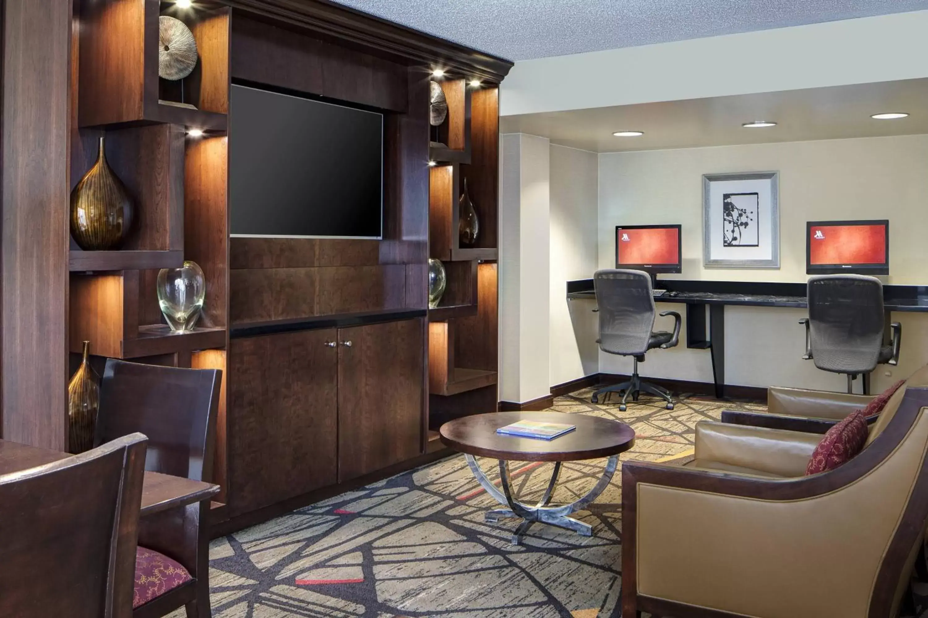 Lounge or bar, TV/Entertainment Center in Houston Marriott West Loop by The Galleria