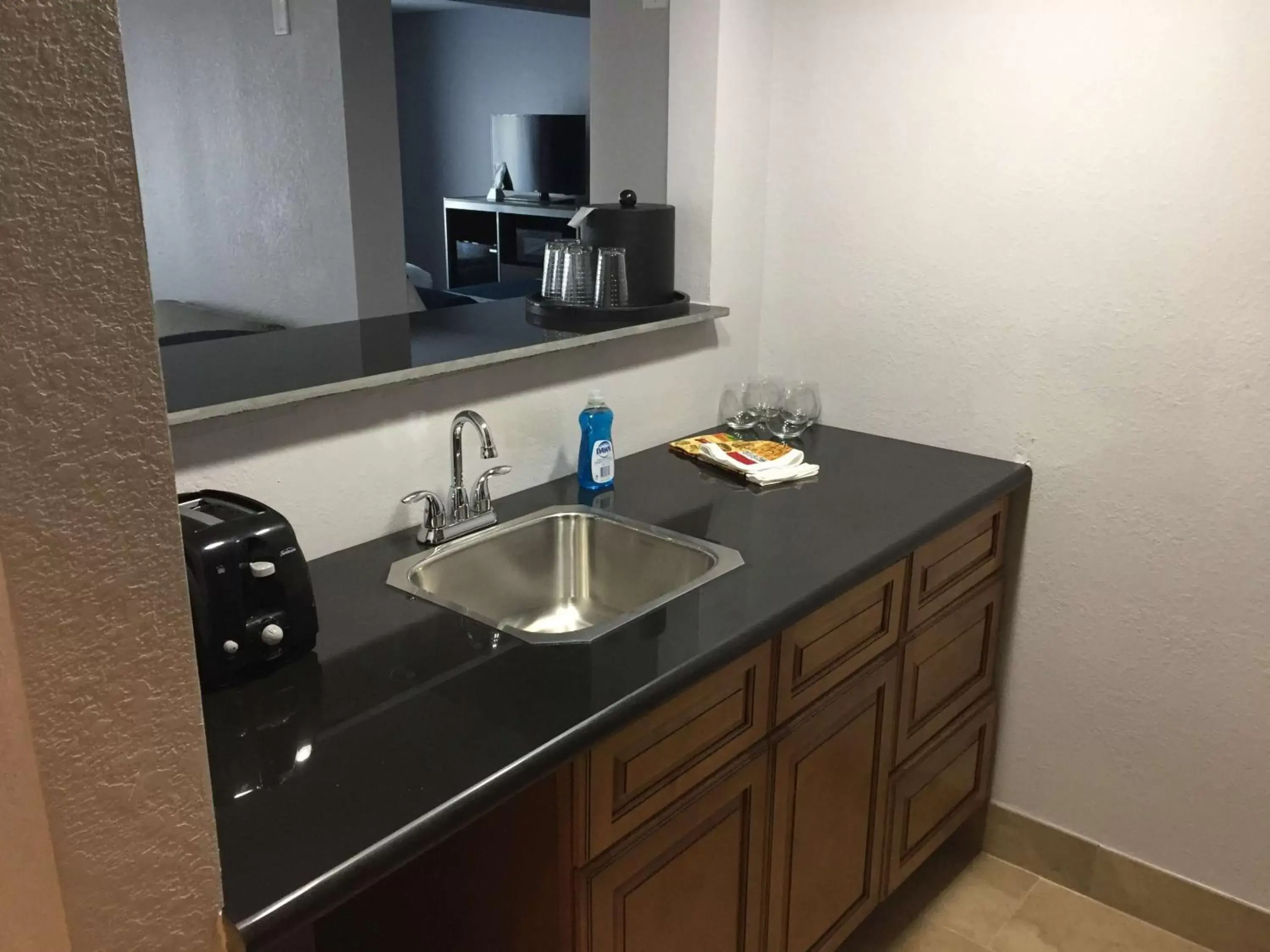 Kitchen or kitchenette, Kitchen/Kitchenette in Best Western Plus Birmingham Inn & Suites