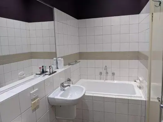 Bathroom in Tolarno Hotel