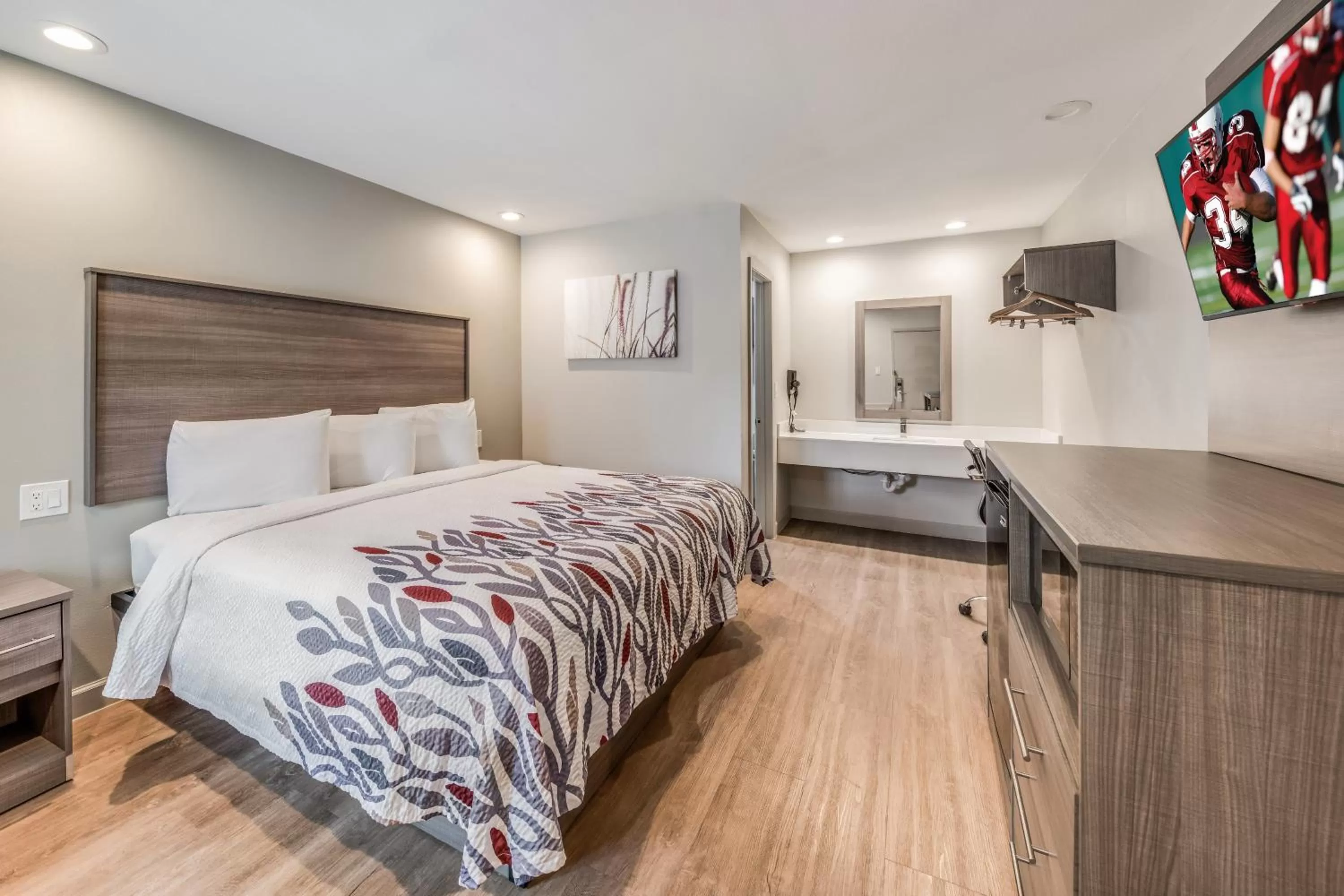 Photo of the whole room, Bed in Red Roof Inn Lewisville