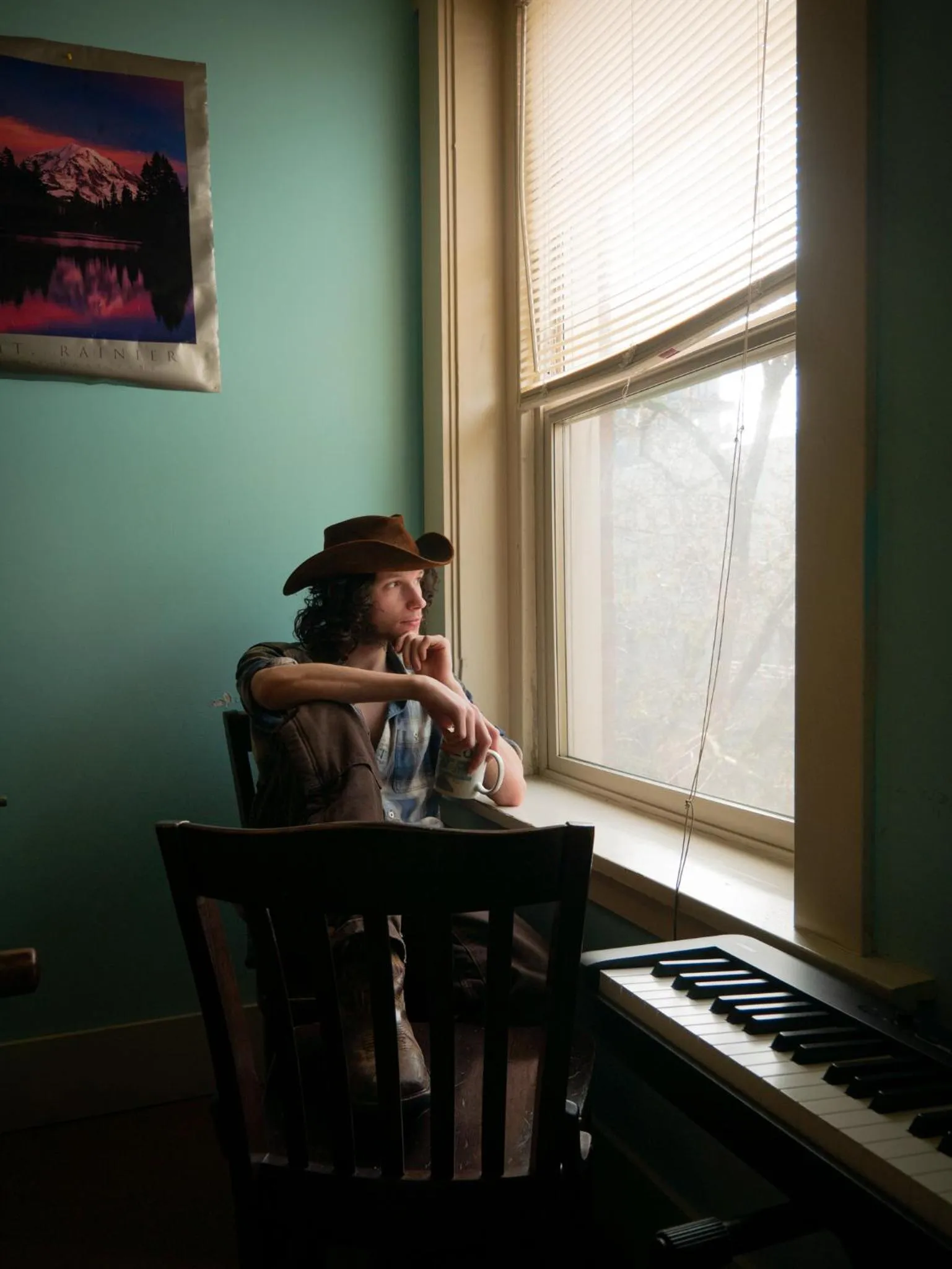 Communal lounge/ TV room in Green Tortoise Hostel Seattle