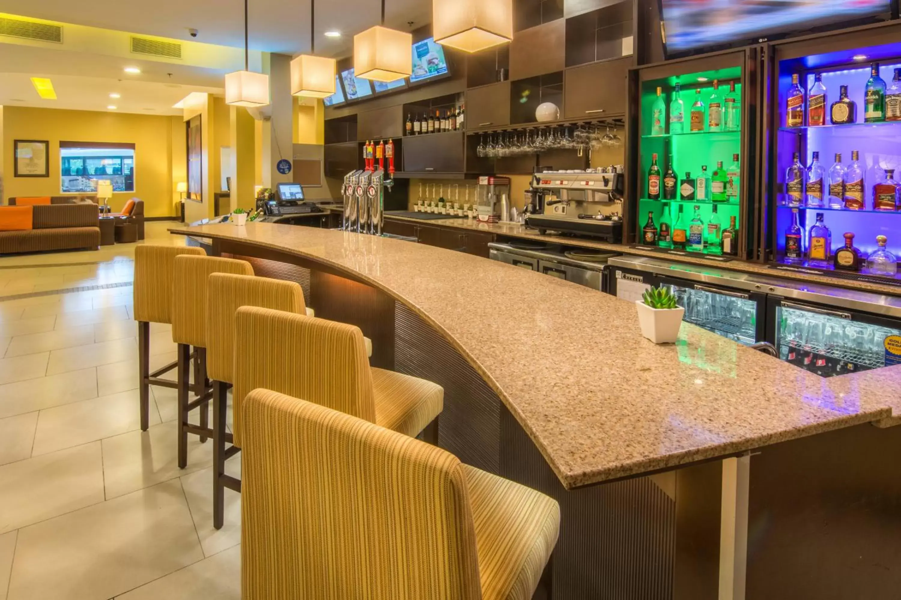 Restaurant/places to eat, Lounge/Bar in Courtyard by Marriott San Jose Airport Alajuela