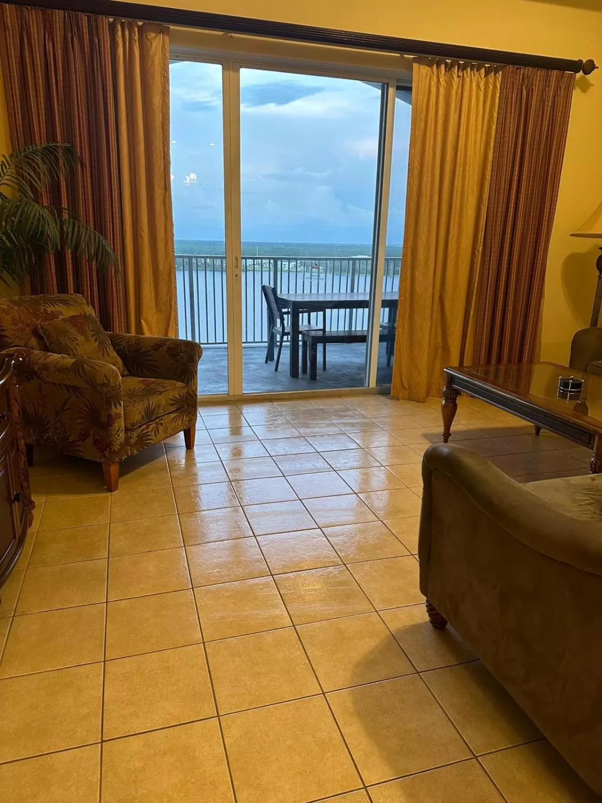 Penthouse Close to Disney area and Malls water view