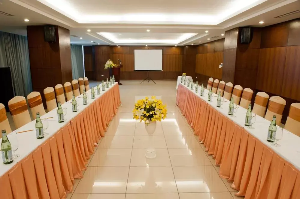 Business facilities in Muong Thanh Grand Xa La Hotel