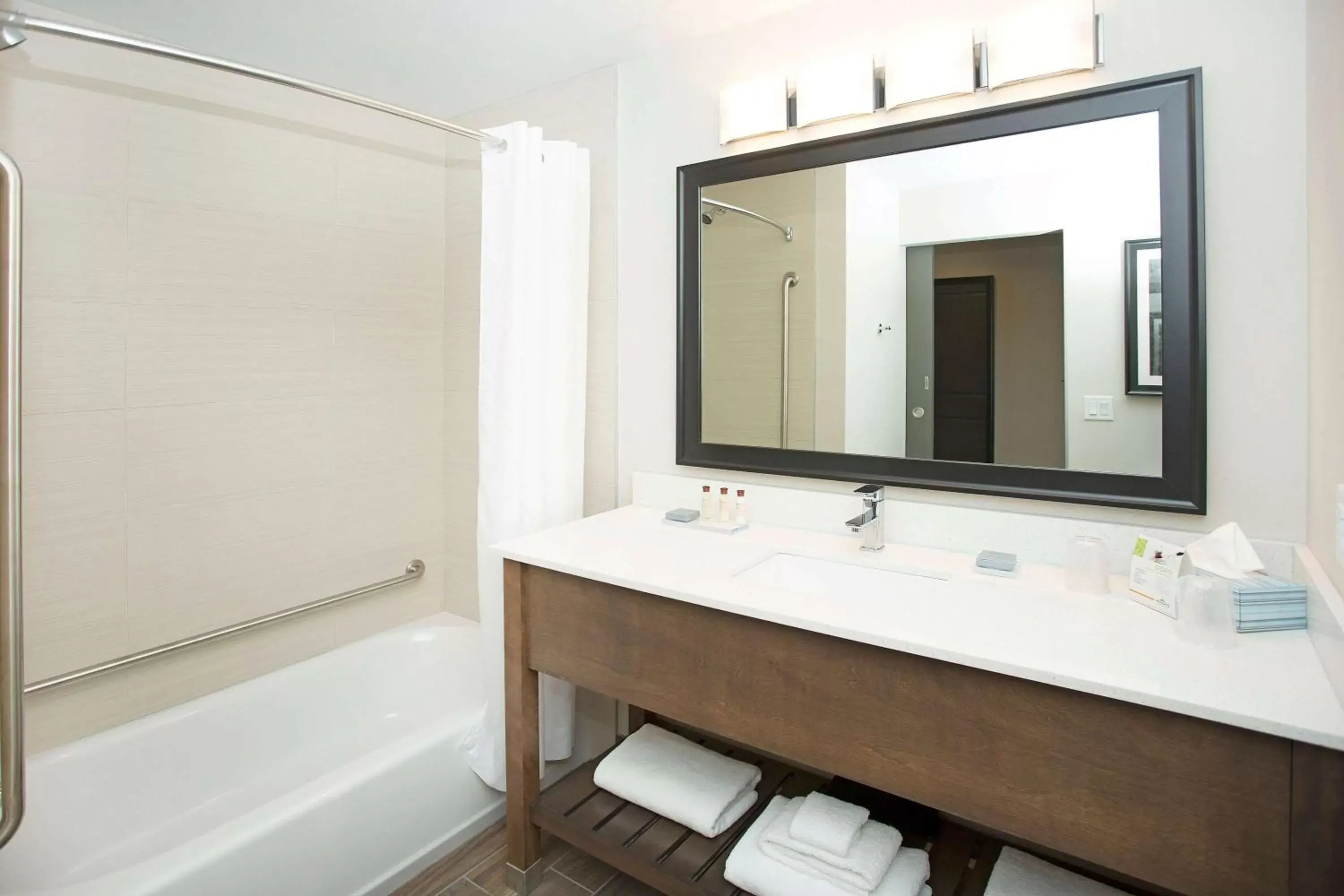 Photo of the whole room, Bathroom in Wingate by Wyndham Calgary Airport