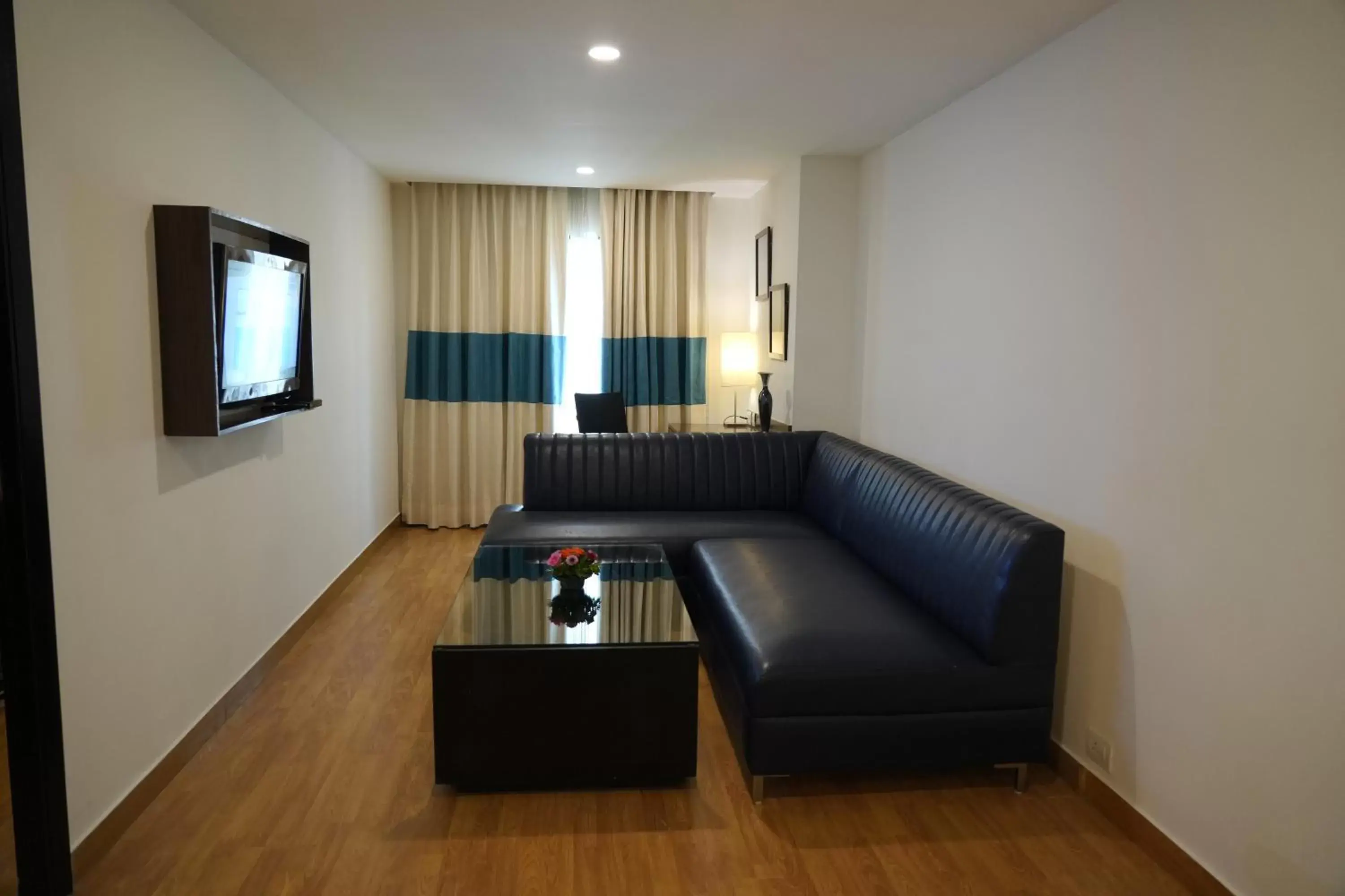 Living room, Seating Area in Four Points by Sheraton Vadodara