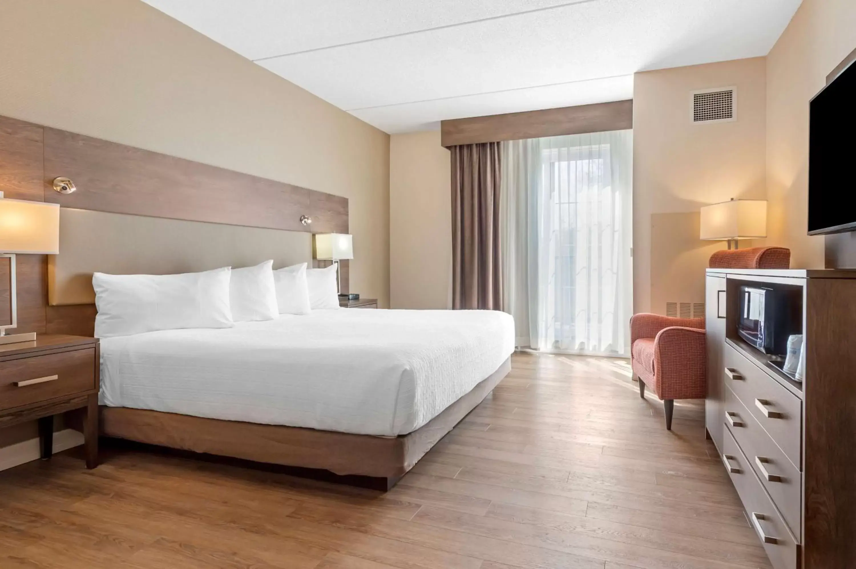 Bedroom, TV/Entertainment Center in Best Western Plus Perth Parkside Inn & Spa