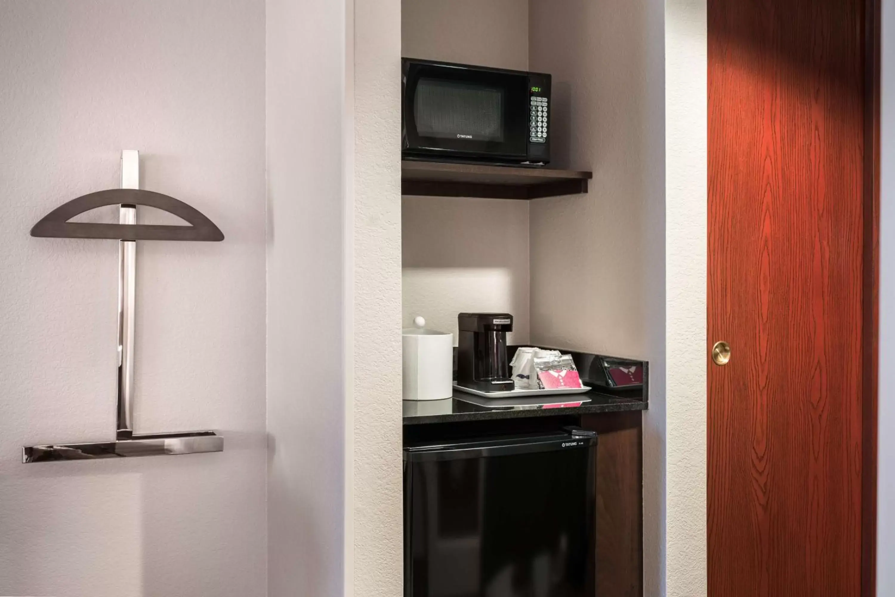 Bedroom, TV/Entertainment Center in Hampton Inn Denver-West/Golden