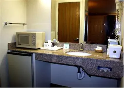 Toilet, Bathroom in Cloverdale Wine Country Inn & Suites